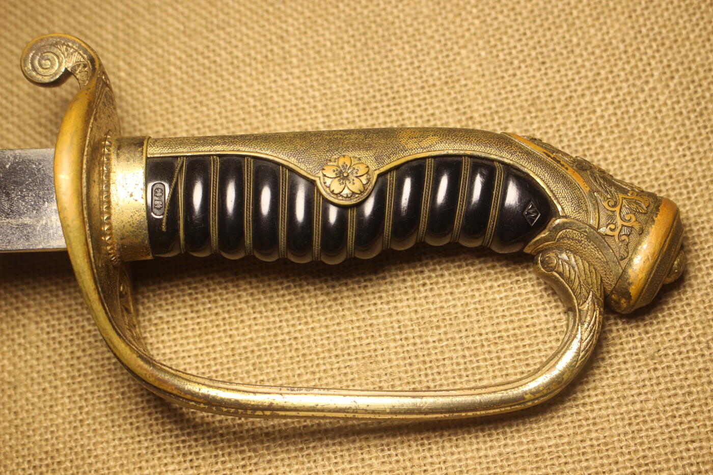 2026.2.22日系拍卖 明治19式尉官指挥刀刀柄，赛璐珞握柄，有一条铜质掐丝断裂，主体结构无损，日常使用品相    