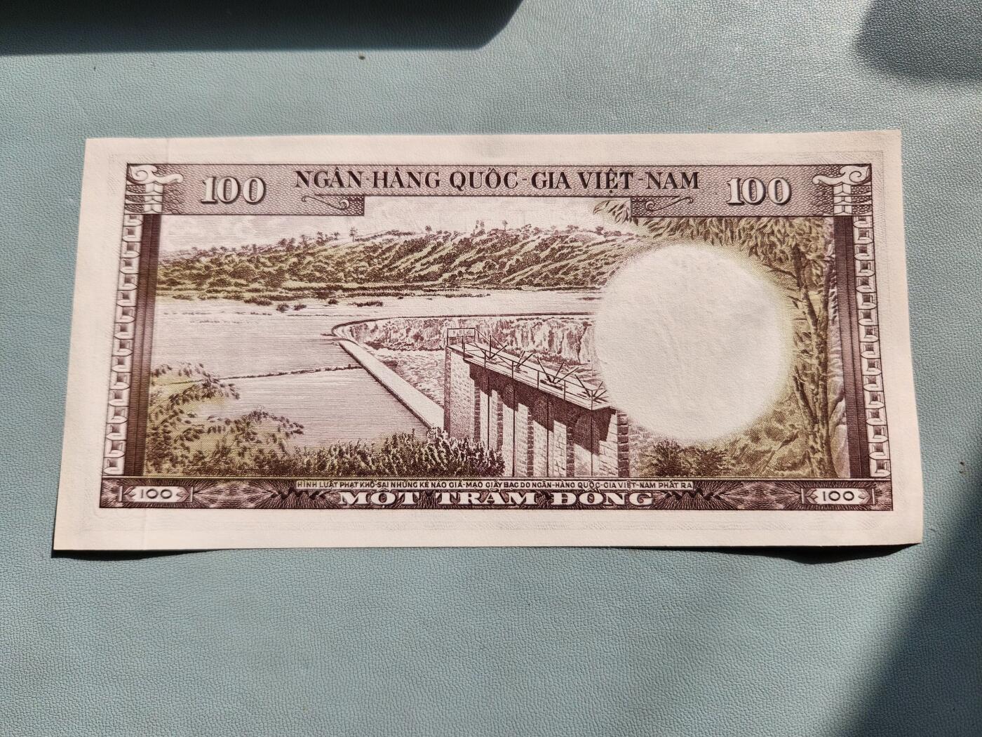 2月20号晚上8点 外国纸币自动截拍第27场 越南100无针眼 几乎全新 边角稍微折