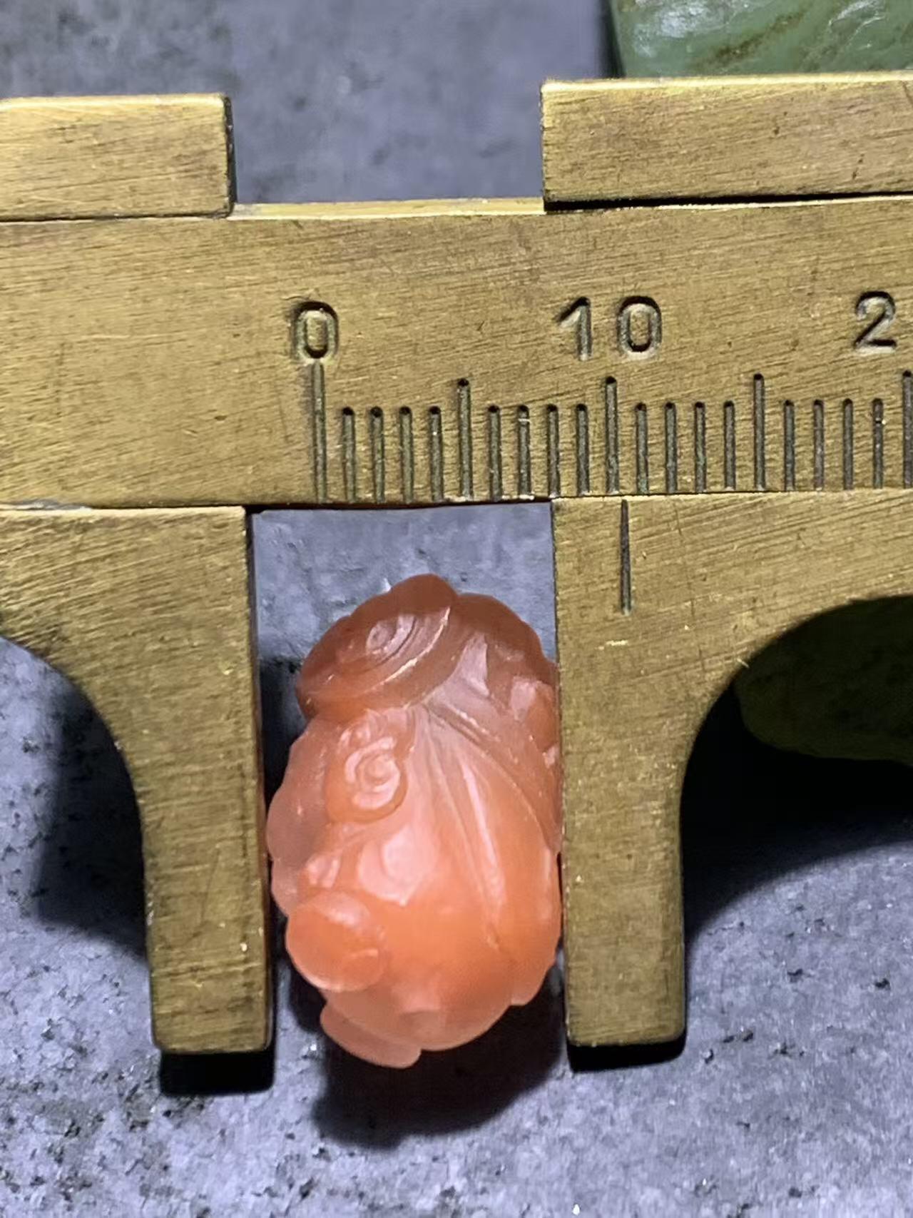 精美亚光川料南红玛瑙雕刻财神爷珠子一个，