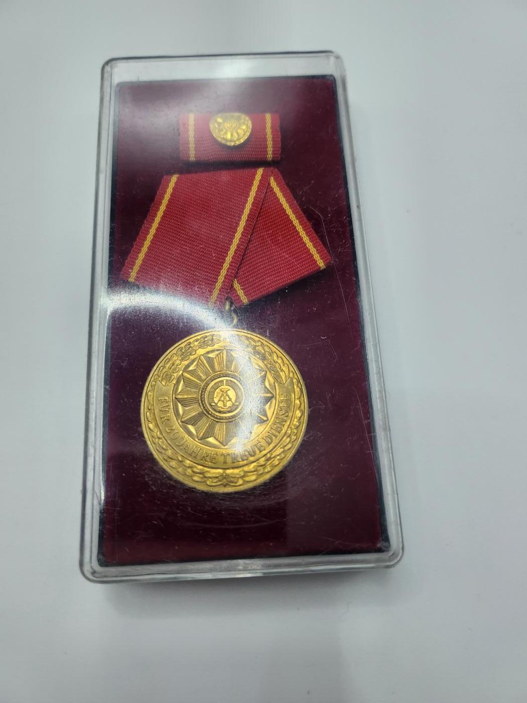 南水社第二次拍卖 民主德国内务部20年忠诚服役金质奖章 完好品相 带盒略