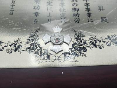 南水社第二次拍卖 日本赤十字会银色有功章牌匾（昭和六十一年，1986年）完好带原盒，少见，外盒四角有磨损使用痕迹