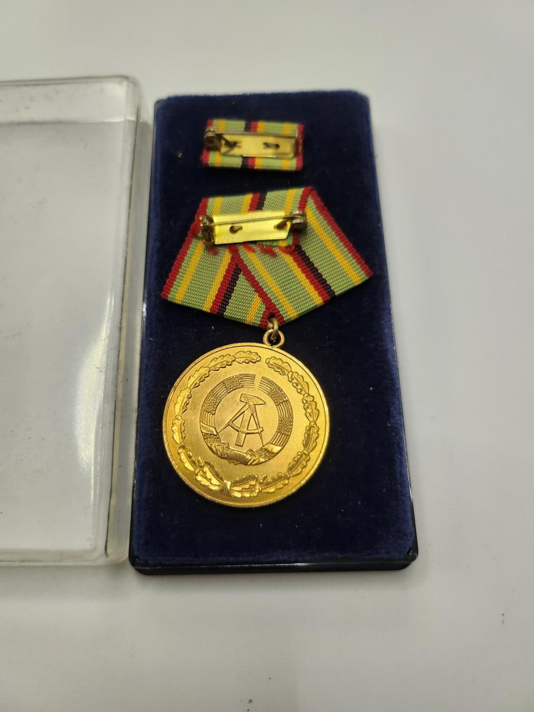南水社第二次拍卖 民主德国内务部金级功绩奖章 盒略完好 品相很好