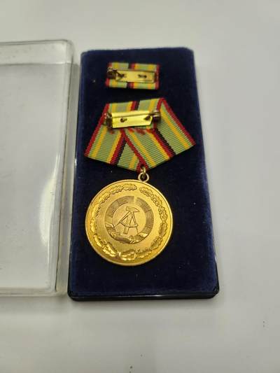 南水社第二次拍卖 民主德国内务部金级功绩奖章 盒略完好 品相很好