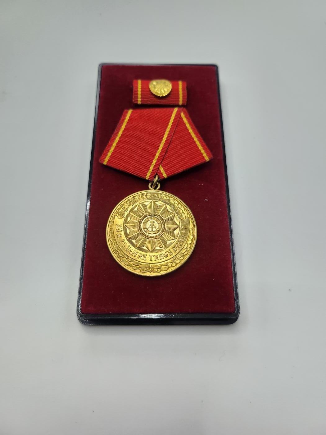 南水社第二次拍卖 民主德国内务部20年忠诚服役金质奖章 完好品相 带盒略