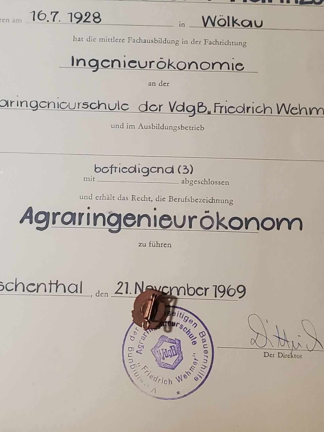 韵星假日军品类拍卖第42期 -- Rimey Holidays Militaria Auction 42 民主德国农业长期服务证书+社会主义建设功勋活动家证章