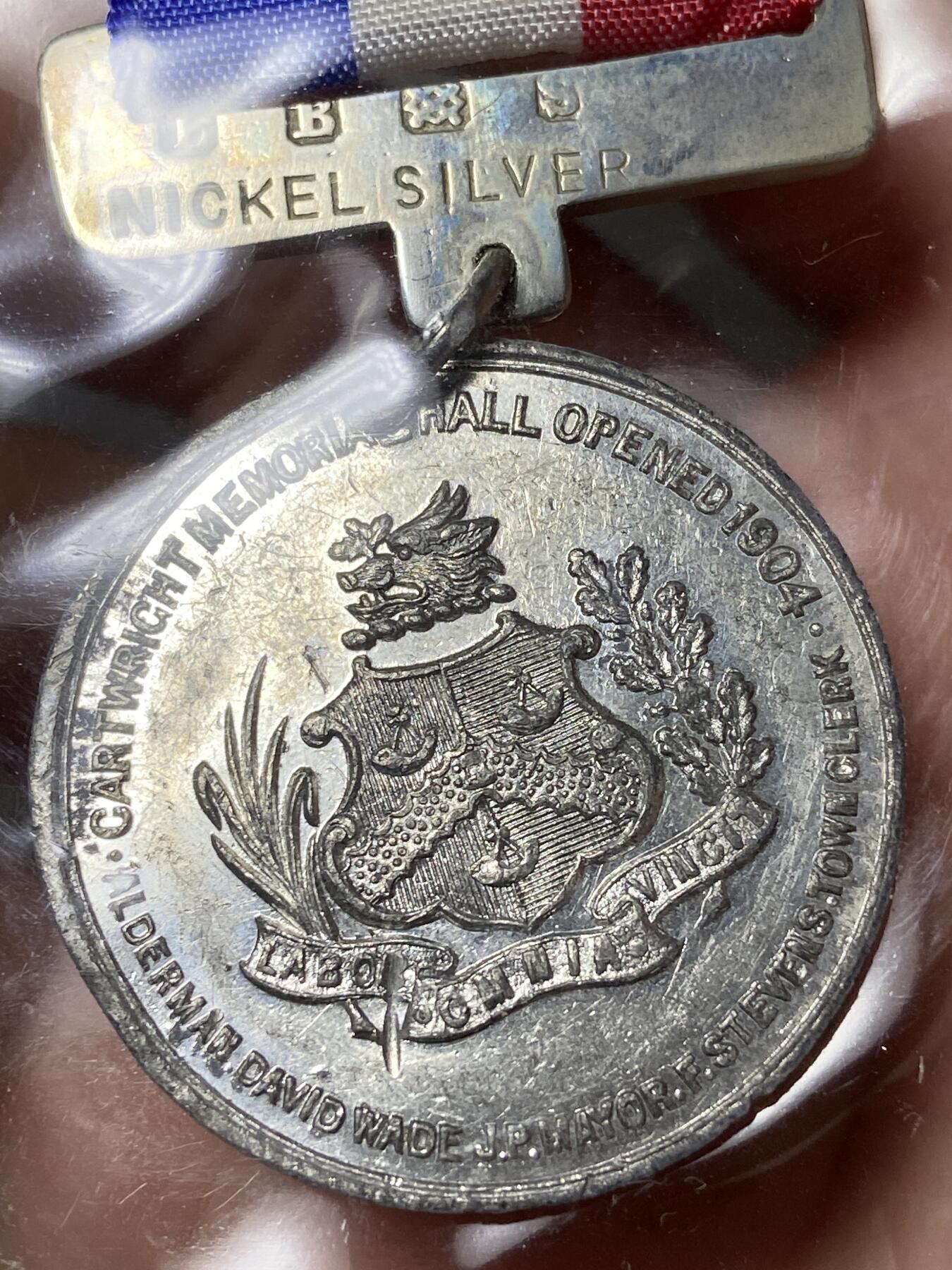 2026年第三十场(总第一百九十九场）英国一线回流散币特拍第二场(免佣金) 少见全品–英国🇬🇧1904年白铜材质纪念章(时任威尔士亲王和王妃暨后来的乔治五世和玛丽王后为布拉德福德卡特赖特纪念堂（现布拉德福德市立美术馆）主持开幕纪念章)