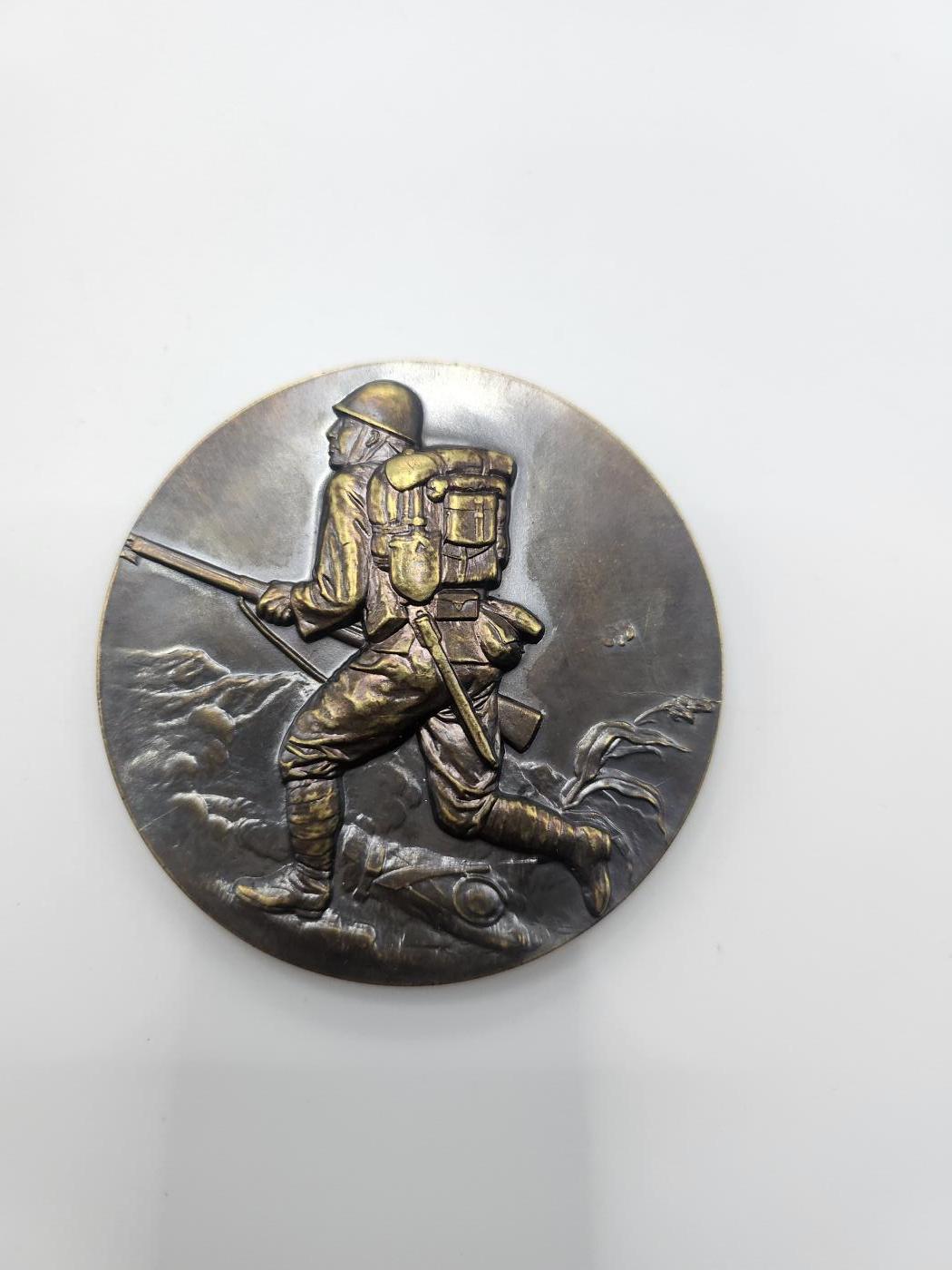 南水社第二次拍卖 日本七七事变纪念章牌一对（海军版陆军版）战后民造版本