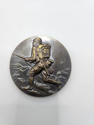 南水社第二次拍卖 日本七七事变纪念章牌一对（海军版陆军版）战后民造版本