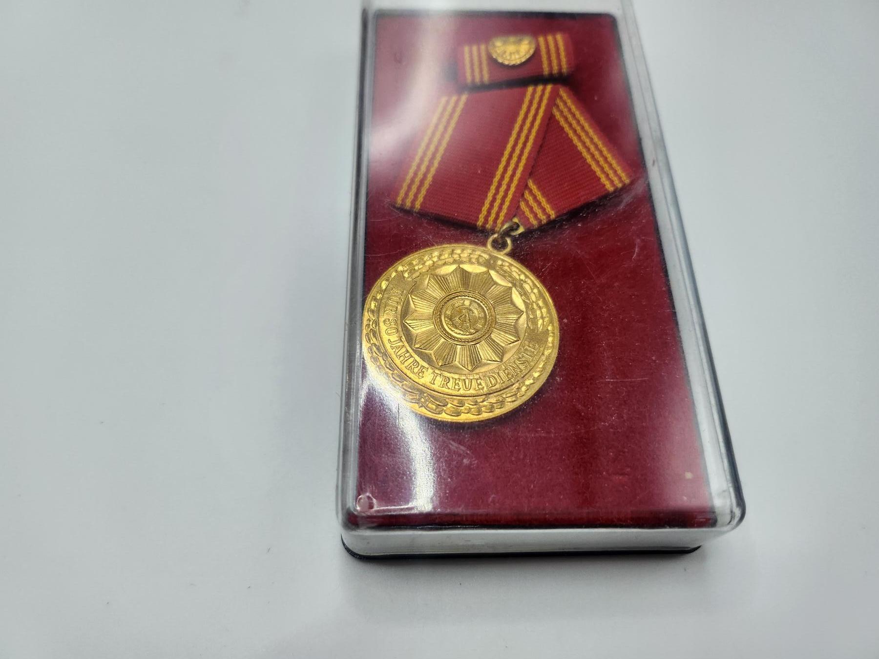 南水社第二次拍卖 民主德国内务部30年忠诚服役金质奖章 完好品相 带盒略