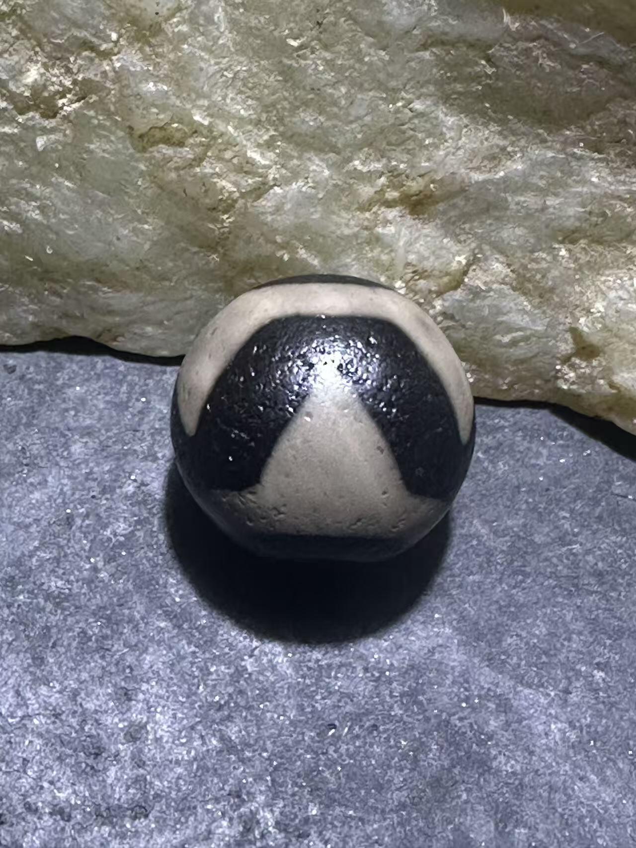 仅此一颗，精品藏传灰色虎牙天珠一颗，