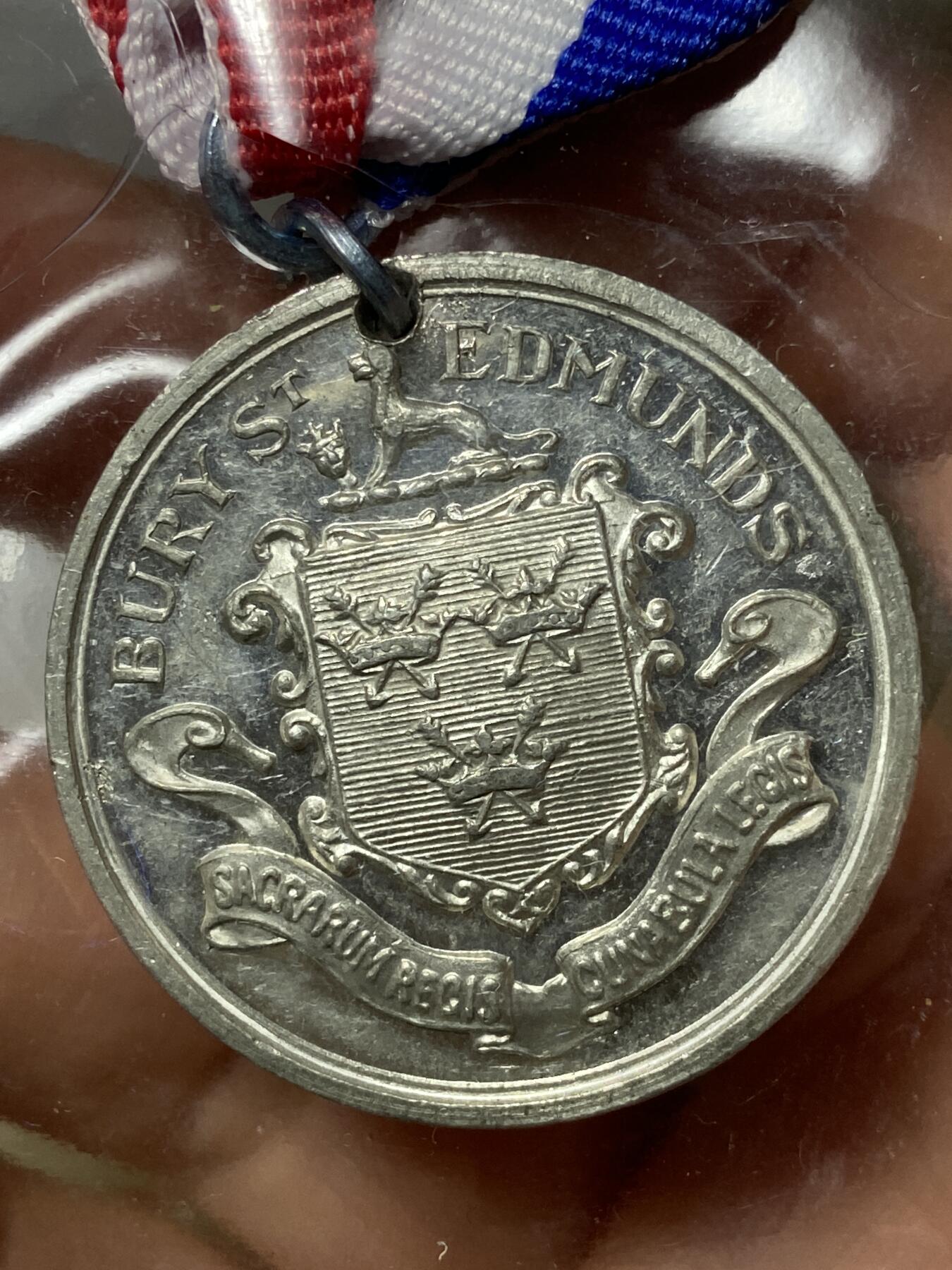 2026年第三十场(总第一百九十九场）英国一线回流散币特拍第二场(免佣金) 少见全品–英国🇬🇧1906年纪念章(萨福克郡伯里圣埃德蒙兹重建300周年纪念章，1606年4月3日，伯里圣埃德蒙兹发生了一场毁灭性的大火。大火从市中心的麦芽作坊燃起，烧毁了大量木质建筑，对城市造成了深远影响。1906年，当地为纪念这场灾难三百周年并庆祝城市重建与复兴，发行了这枚纪念章。)