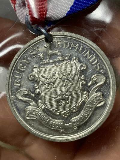 2026年第三十场(总第一百九十九场）英国一线回流散币新春特拍第二场(免佣金) - 少见全品–英国🇬🇧1906年纪念章(萨福克郡伯里圣埃德蒙兹重建300周年纪念章，1606年4月3日，伯里圣埃德蒙兹发生了一场毁灭性的大火。大火从市中心的麦芽作坊燃起，烧毁了大量木质建筑，对城市造成了深远影响。1906年，当地为纪念这场灾难三百周年并庆祝城市重建与复兴，发行了这枚纪念章。)