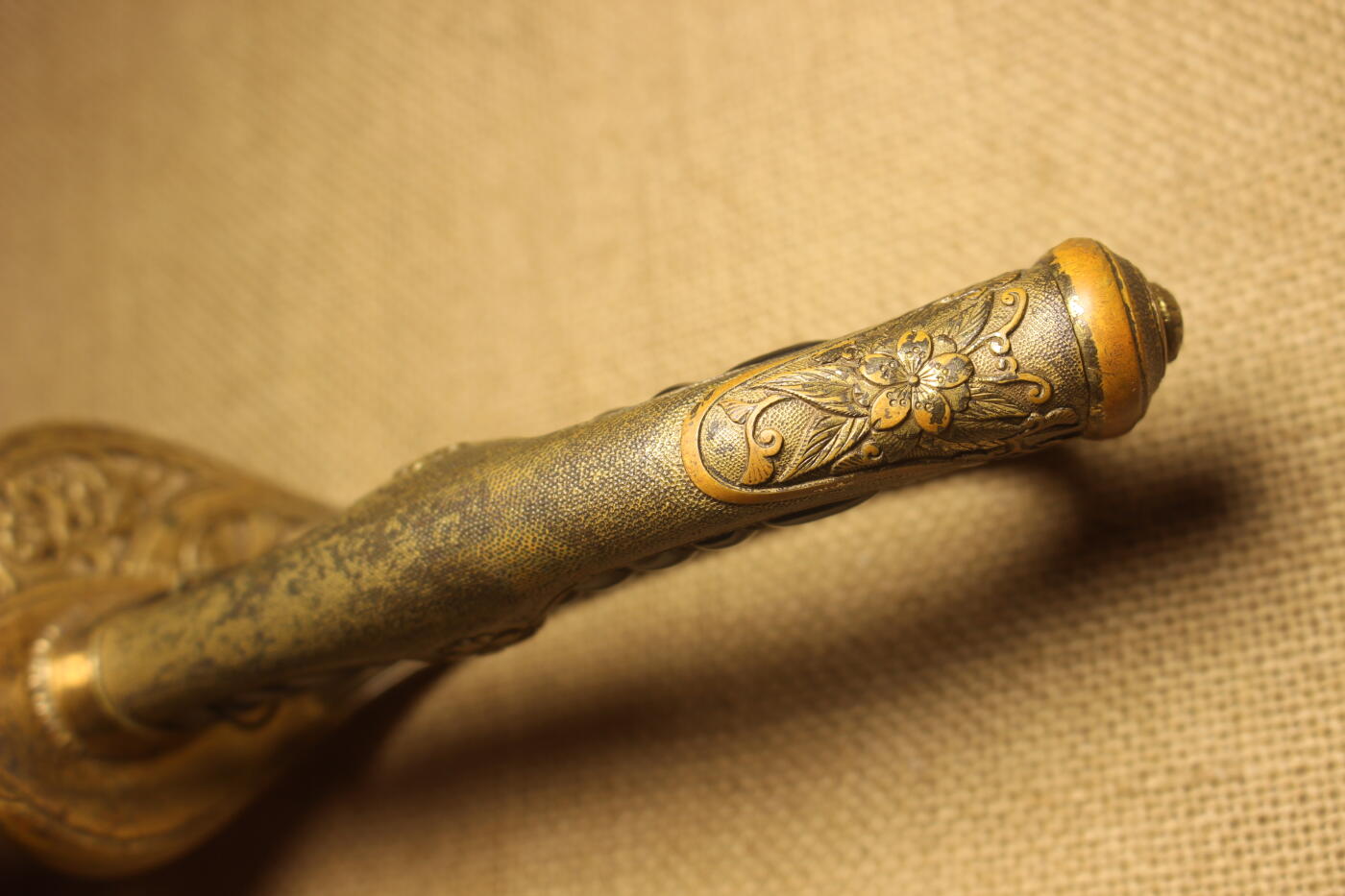 2026.2.22日系拍卖 明治19式尉官指挥刀刀柄，赛璐珞握柄，有一条铜质掐丝断裂，主体结构无损，日常使用品相    