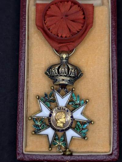 凯旋世界勋赏（持续上新中）（第22期新年大拍）（欢迎送拍）（对拍品有疑问请询问客服，不接受到手刀，出价默认拍品品相。请认真阅读拍卖规则！出价默认已认可！）（收到货请录制开箱视频，无视频概不处理问题。） - 法国第二帝国珠宝商版本荣誉军团勋章带盒少见银制核心金制