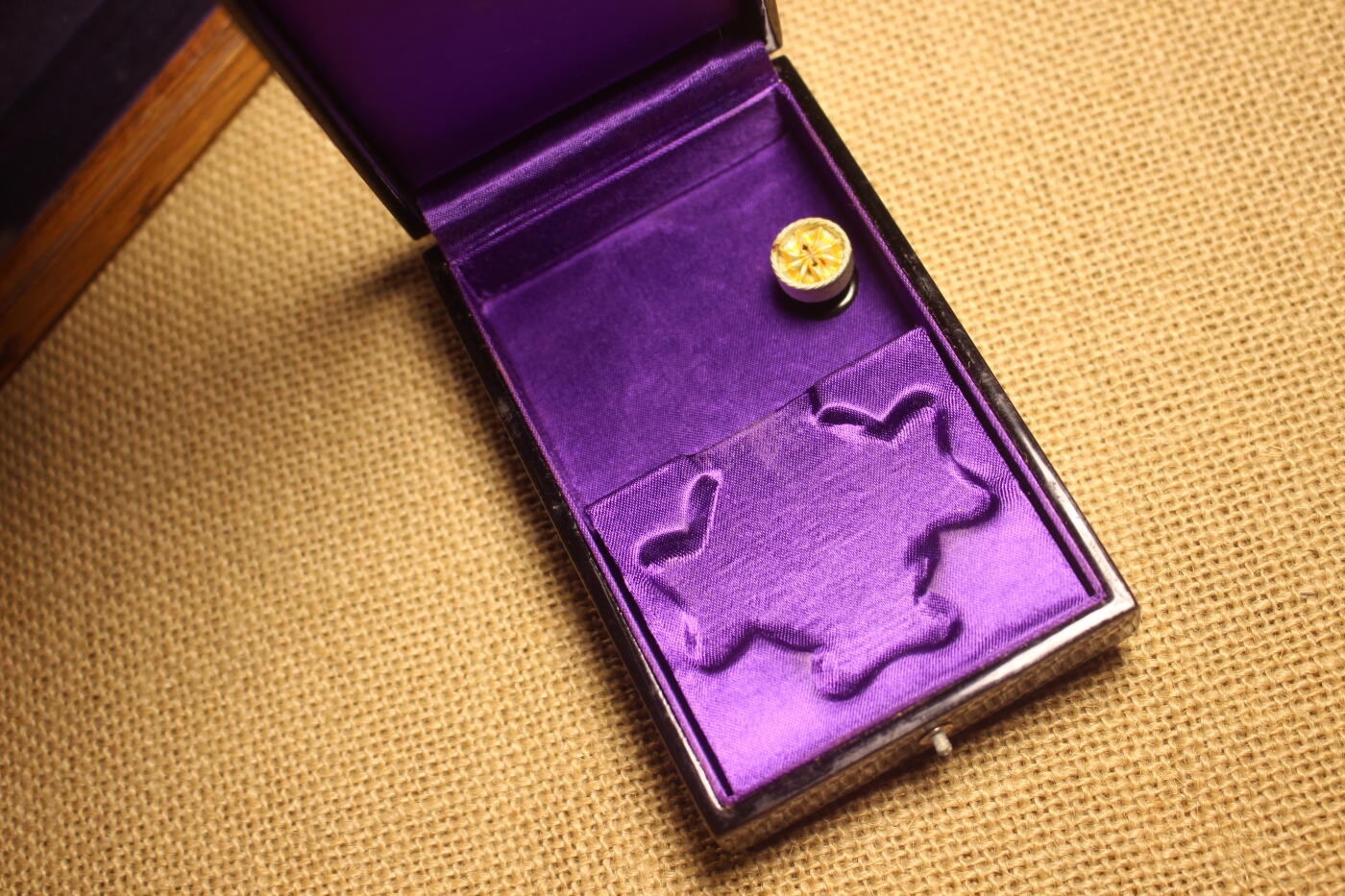 2026.2.22日系拍卖 四等瑞宝章，银质珐琅局部镀金，战后式样，附法务省订制展示盒，库存品相