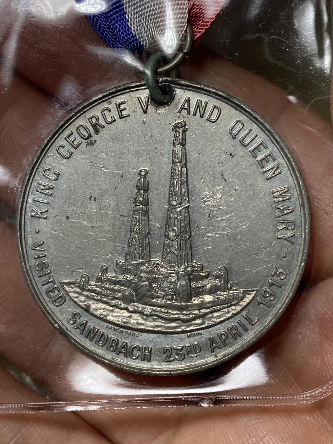 2026年第三十场(总第一百九十九场）英国一线回流散币特拍第二场(免佣金) 少见全品–英国🇬🇧1913年纪念章(乔治五世和玛丽王后访问柴郡桑德巴赫官方纪念章，背面图案为桑德巴赫镇最著名的地标—桑德巴赫十字碑)