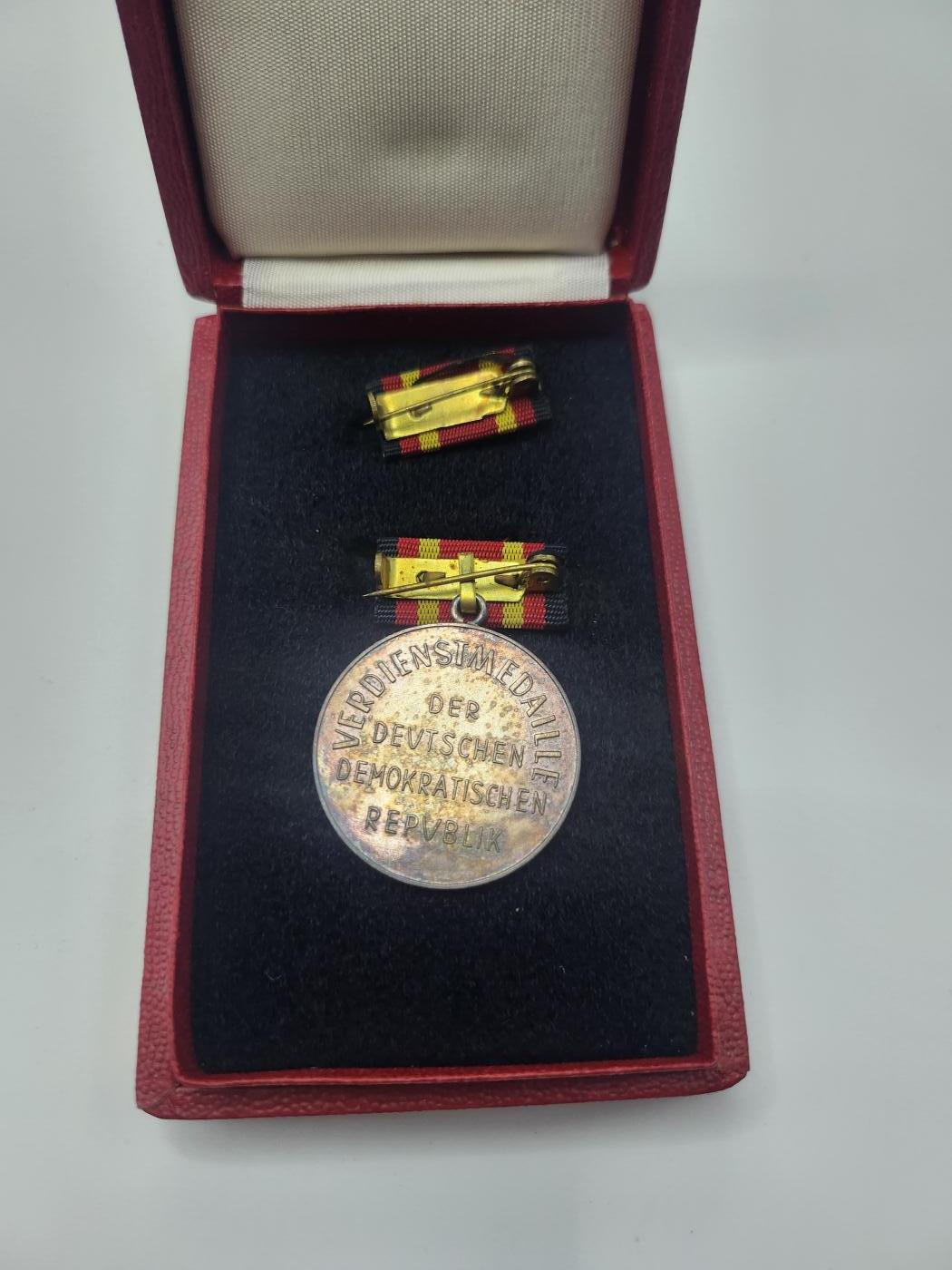 南水社第二次拍卖 民主德国 DDR功勋服务奖章（东德最高级别奖章）1959年6月4日设立 民主德国国家荣誉，盒略，章体均完好