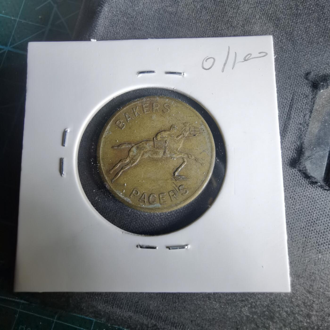 沼泽如烟--第1001场 Baker's Pacers赛马游戏机代币，属于20世纪中期美国的娱乐代币