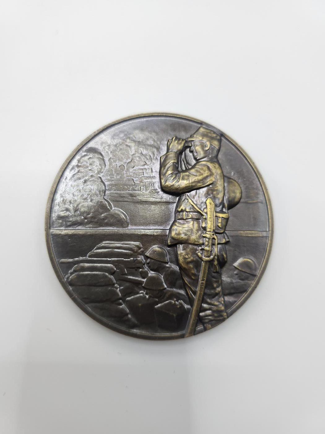 南水社第二次拍卖 日本七七事变纪念章牌一对（海军版陆军版）战后民造版本