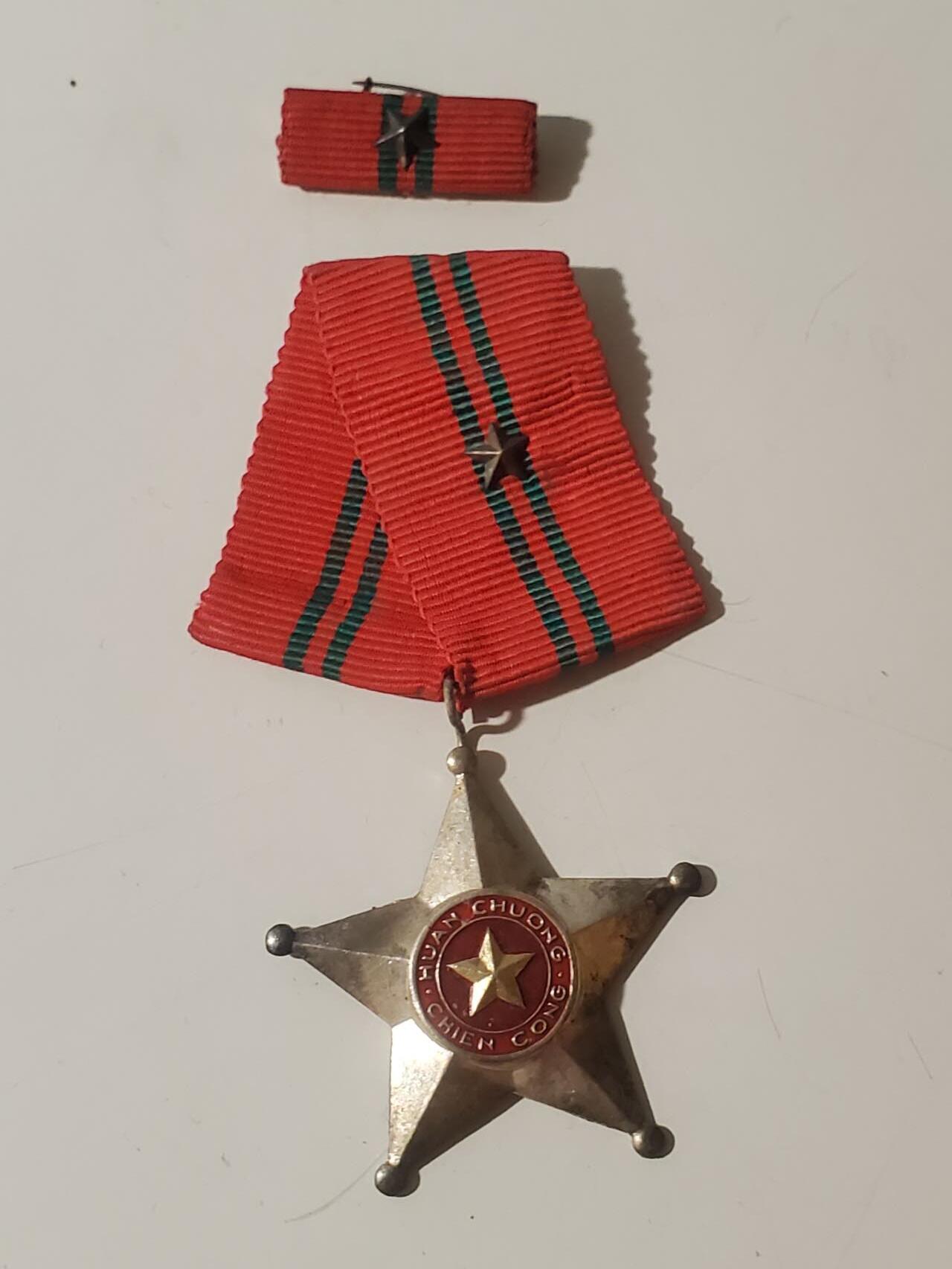 韵星假日军品类拍卖第42期 -- Rimey Holidays Militaria Auction 42 越南民主共和国三级战功勋章 白铜镀银版本 越战战时好品