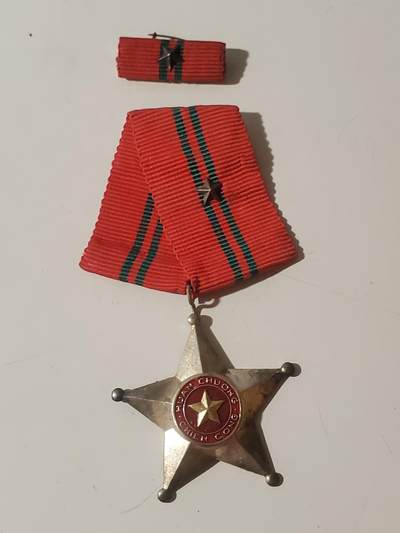 韵星假日军品类拍卖第42期 -- Rimey Holidays Militaria Auction 42 - 越南民主共和国三级战功勋章 白铜镀银版本 越战战时好品