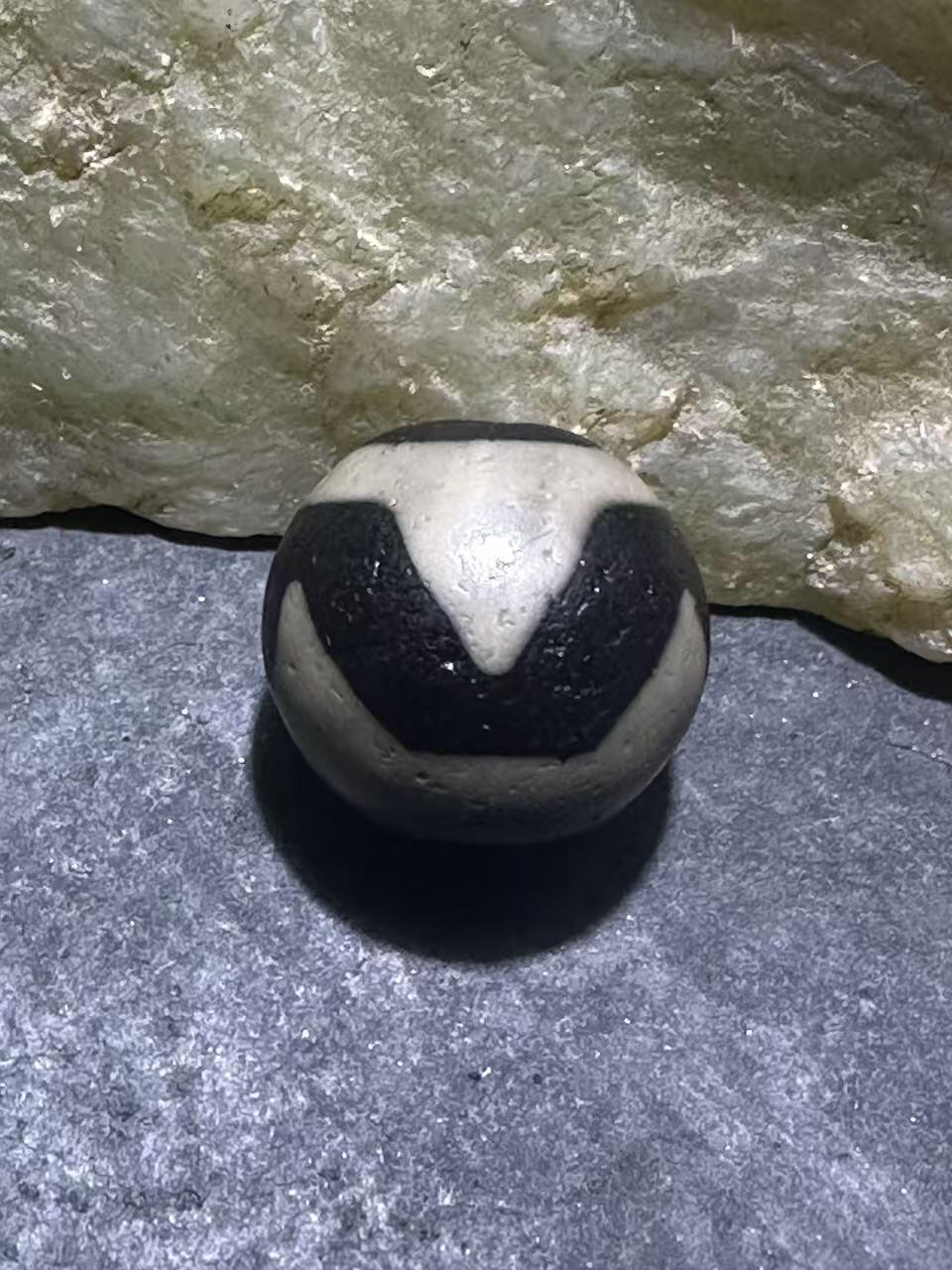 仅此一颗，精品藏传灰色虎牙天珠一颗，