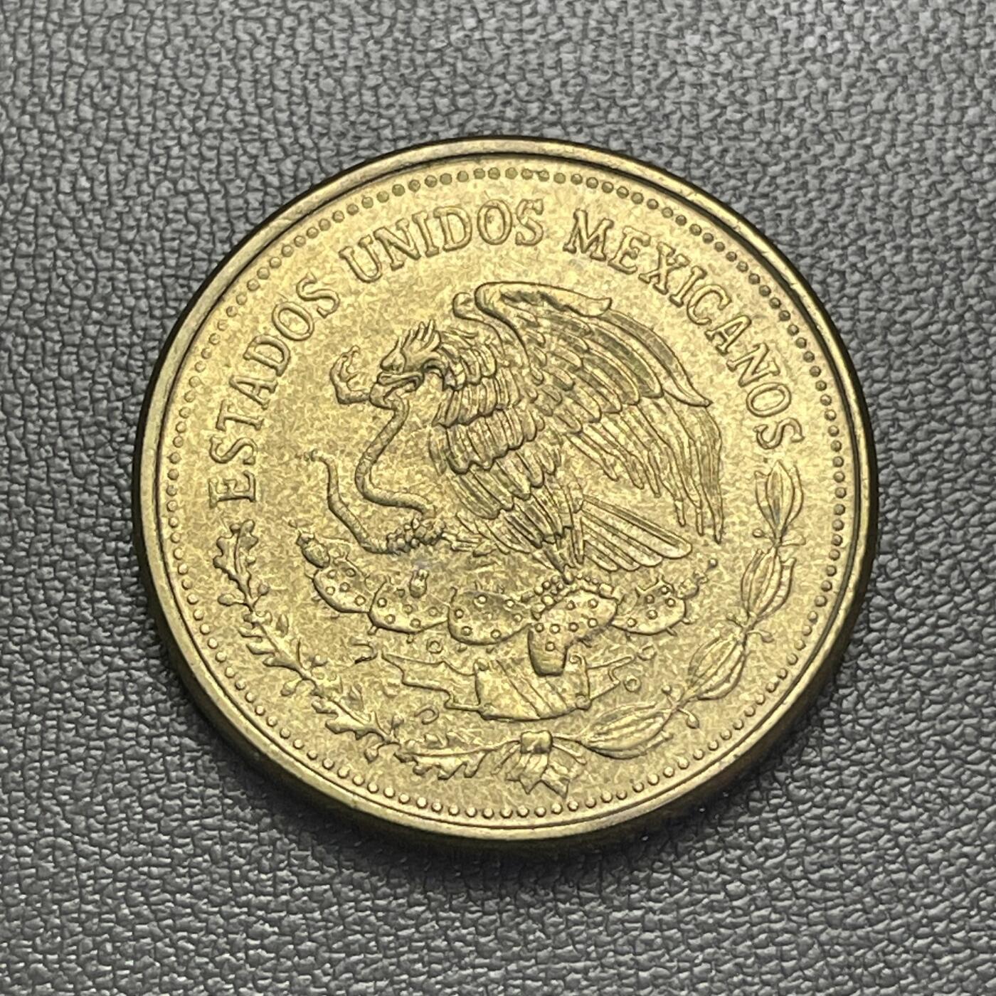 回流0301  1984年墨西哥100比索黄铜硬币 墨西哥革命领袖贝努斯蒂亚诺·卡兰萨