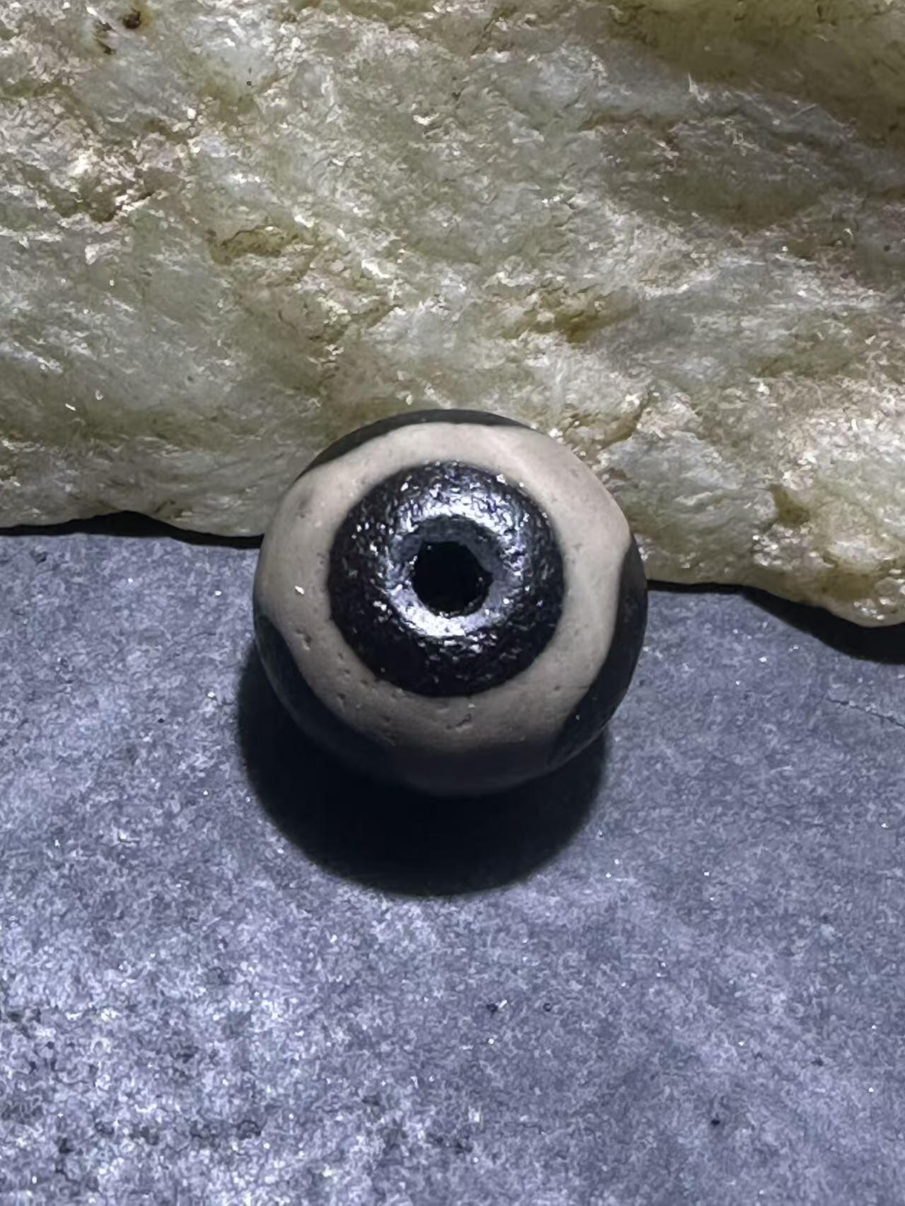 仅此一颗，精品藏传灰色虎牙天珠一颗，