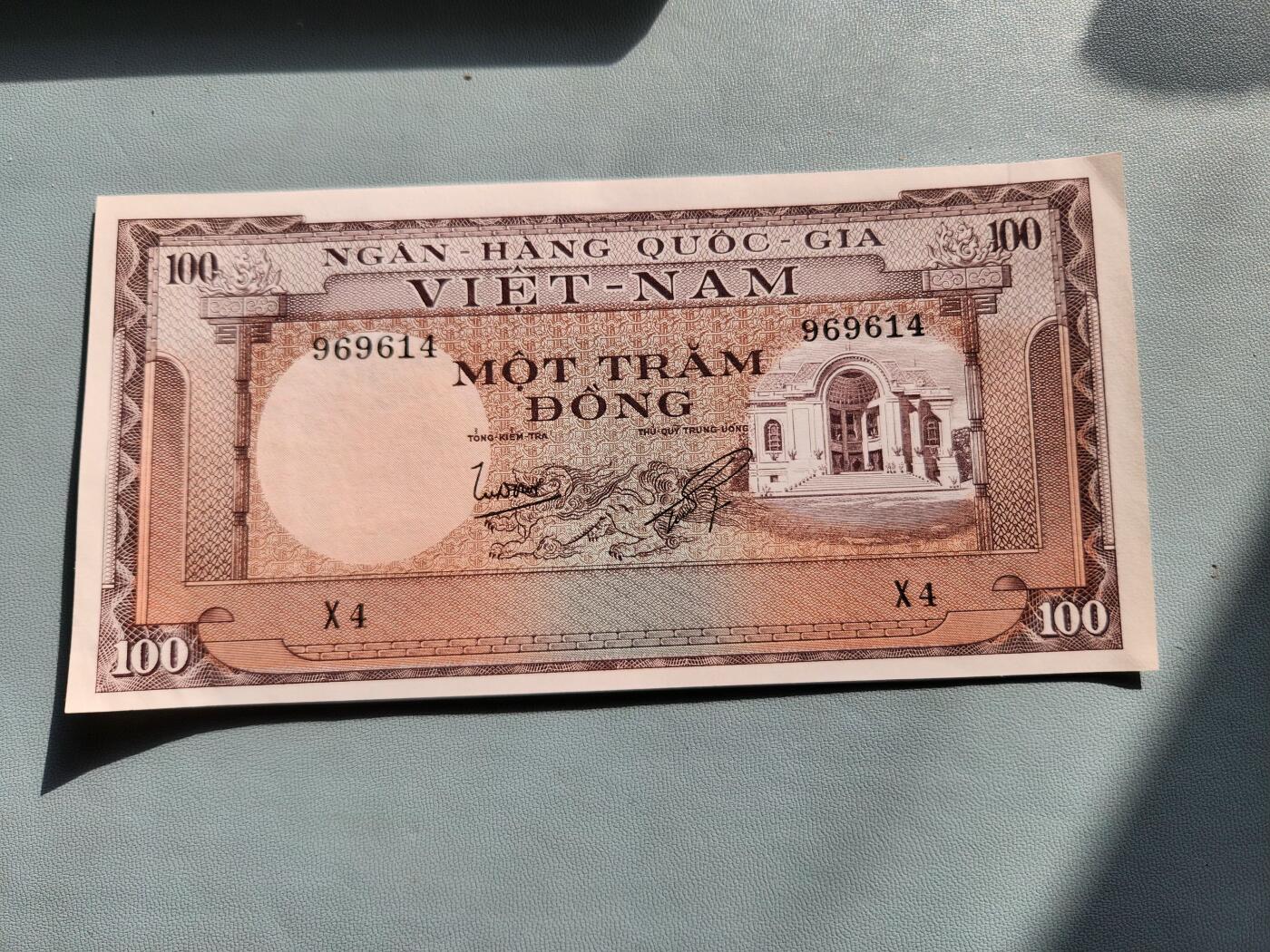2月20号晚上8点 外国纸币自动截拍第27场 越南100无针眼 几乎全新 边角稍微折
