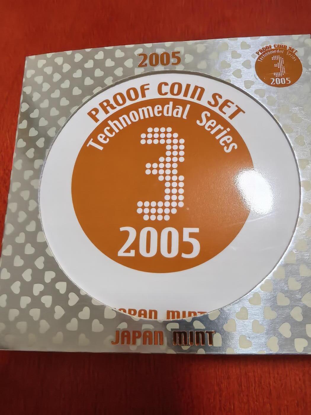 长老汇马年精选第二场拍卖 2005日本科技系列之三6枚精制币套装小方盒，含银质梅花形镀金银章1枚，难得带外纸盒