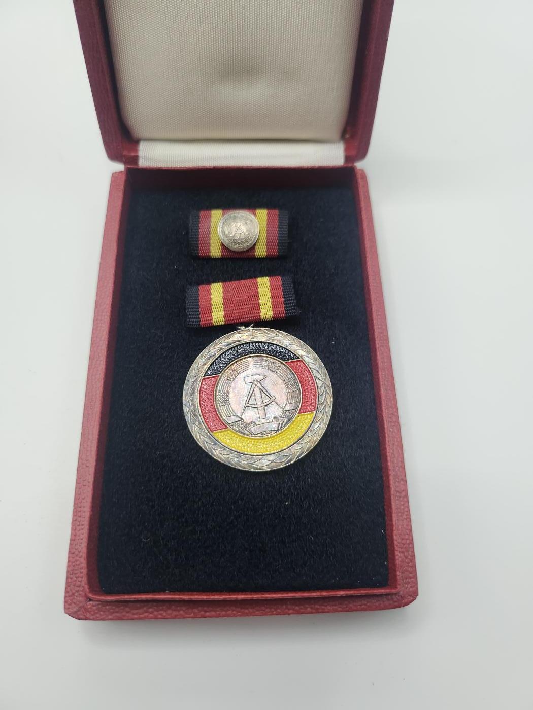 南水社第二次拍卖 民主德国 DDR功勋服务奖章（东德最高级别奖章）1959年6月4日设立 民主德国国家荣誉，盒略，章体均完好