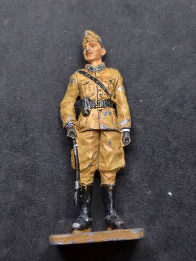 凯旋世界勋赏（持续上新中）（第22期新年大拍）（欢迎送拍）（对拍品有疑问请询问客服，不接受到手刀，出价默认拍品品相。请认真阅读拍卖规则！出价默认已认可！）（收到货请录制开箱视频，无视频概不处理问题。） - - Major, Hungarian Cavalry / 匈牙利骑兵少校：代表二战时期匈牙利皇家陆军骑兵部队的一名少校军官。 ​ - 人偶的土黄色骑兵制服、马裤和长靴，是1941年匈牙利骑兵军官的典型装束。 ​