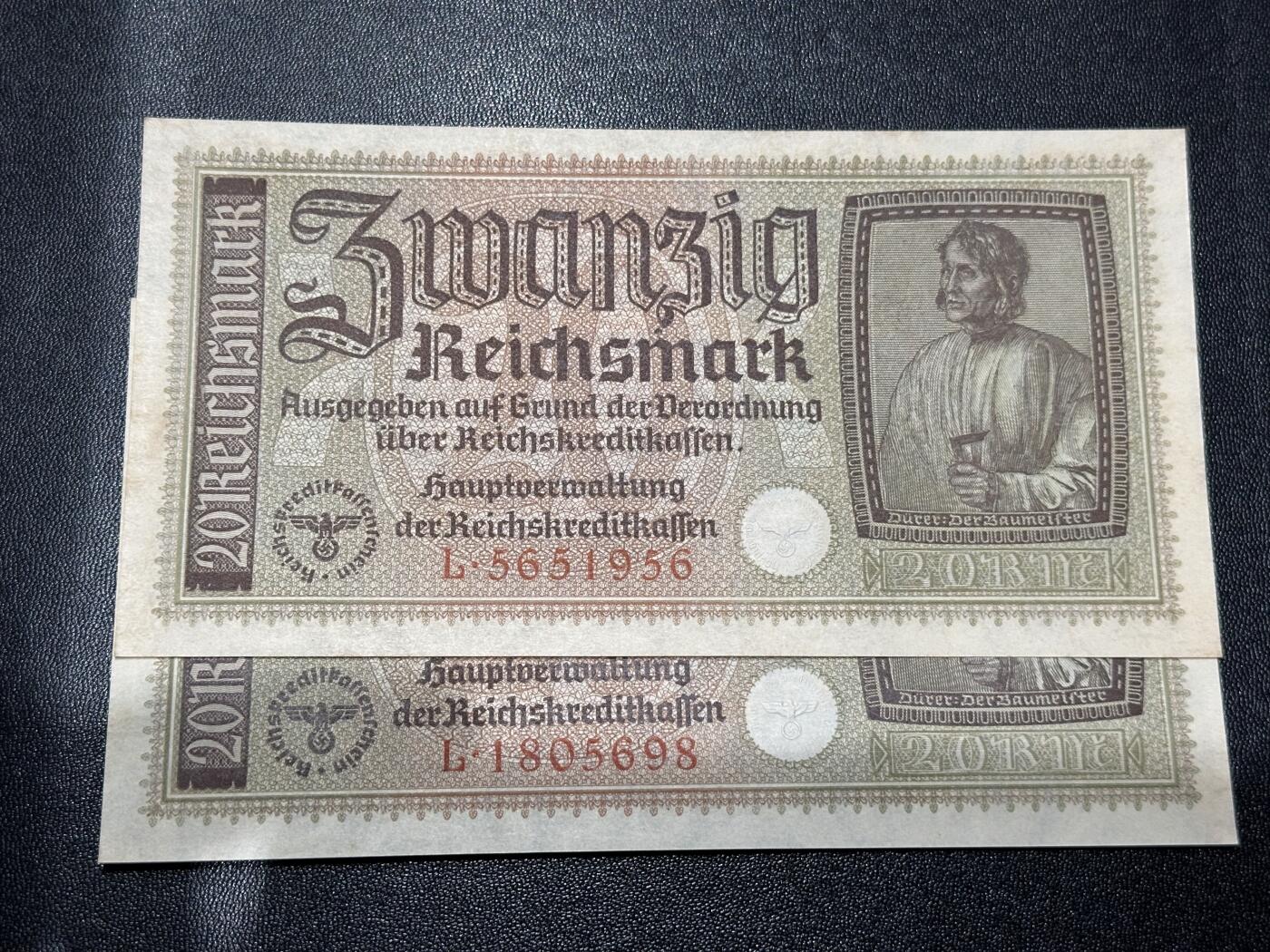 《外钞收藏家》第六百一十二期（ 精选场）（长期征集拍品、欢迎藏友们联系合作） 德国20马克 2张一起 丢勒画作 勃兰登堡门 全新轻微黄 尾56、98