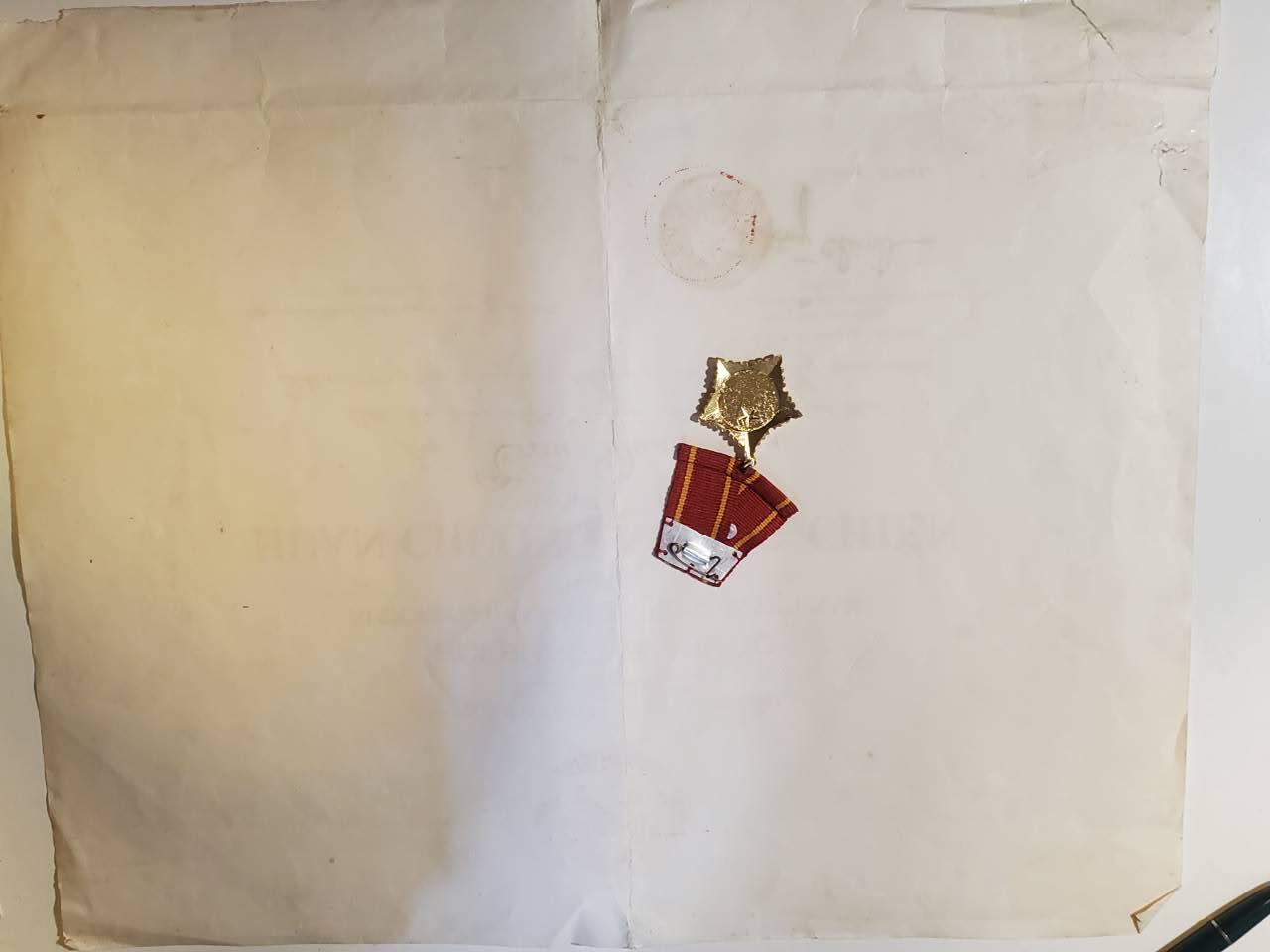 韵星假日军品类拍卖第42期 -- Rimey Holidays Militaria Auction 42 越南社会主义共和国陈永敦三级抗战勋章带证书一套 实发抗美越战事迹 好品