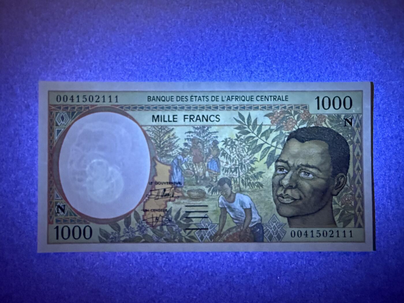 《艾美收藏》第232期-2.22周日外币靓号精品场(春节首拍) 豹子号 中非法郎1000法郎 UNC 2000年 赤道几内亚版 豹子号