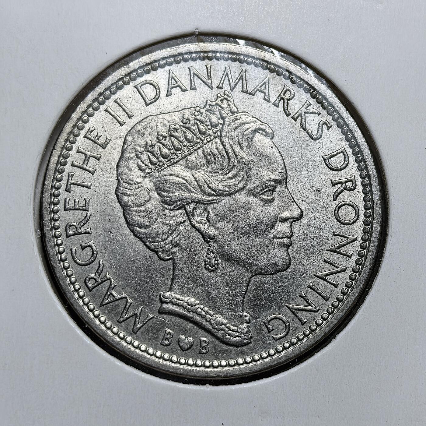外国优质老铜币银币，周日九点倒数截拍，满百包邮，持续收拍，初八发货 丹麦1979年玛格丽特二世女王10克朗，正面为女王的加冕形象，彰显丹麦君主立宪制的国家象征；背面的麦穗环绕面值，体现丹麦农业立国的传统，见证了丹麦在现代君主制下的稳定发展与货币体系的延续。