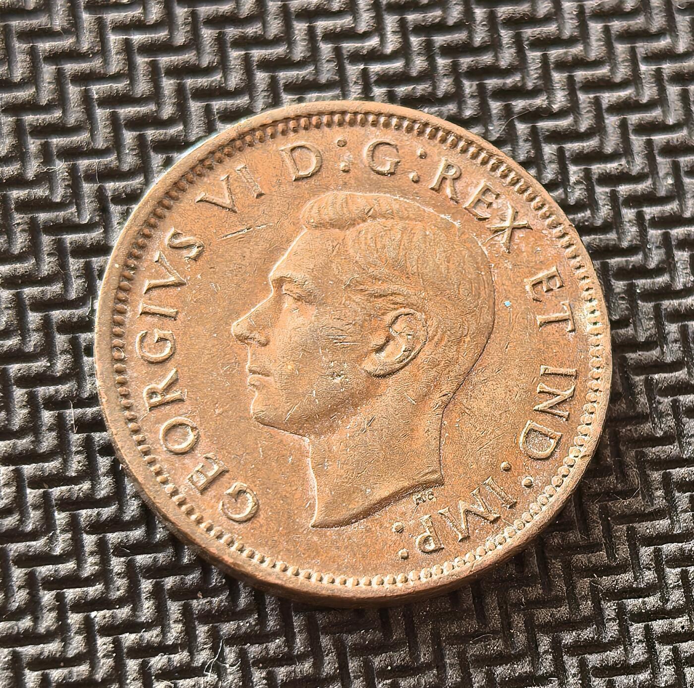 外国优质老铜币银币，周日九点倒数截拍，满百包邮，持续收拍，初八发货 加拿大1940年1分铜币，发行于二战期间。正面的乔治六世头像与拉丁文头衔，彰显加拿大作为英联邦自治领的地位；背面的枫叶图案是加拿大的国家象征，见证了加拿大在战争中支持同盟国、逐步塑造国家认同的历史进程。