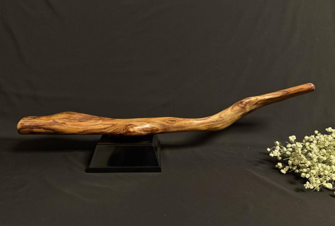 零元拍：终于在节前收到这批送出去加工的海南黄花梨随型把玩棍横财，这也许就是玩木头的乐趣吧，每一个花纹都独一无二，是自然与匠心的完美邂逅。 它保留了木材最本真的曲线，每一处起伏都像是时光在木头上留下的指纹。尺寸：540/70/30MM