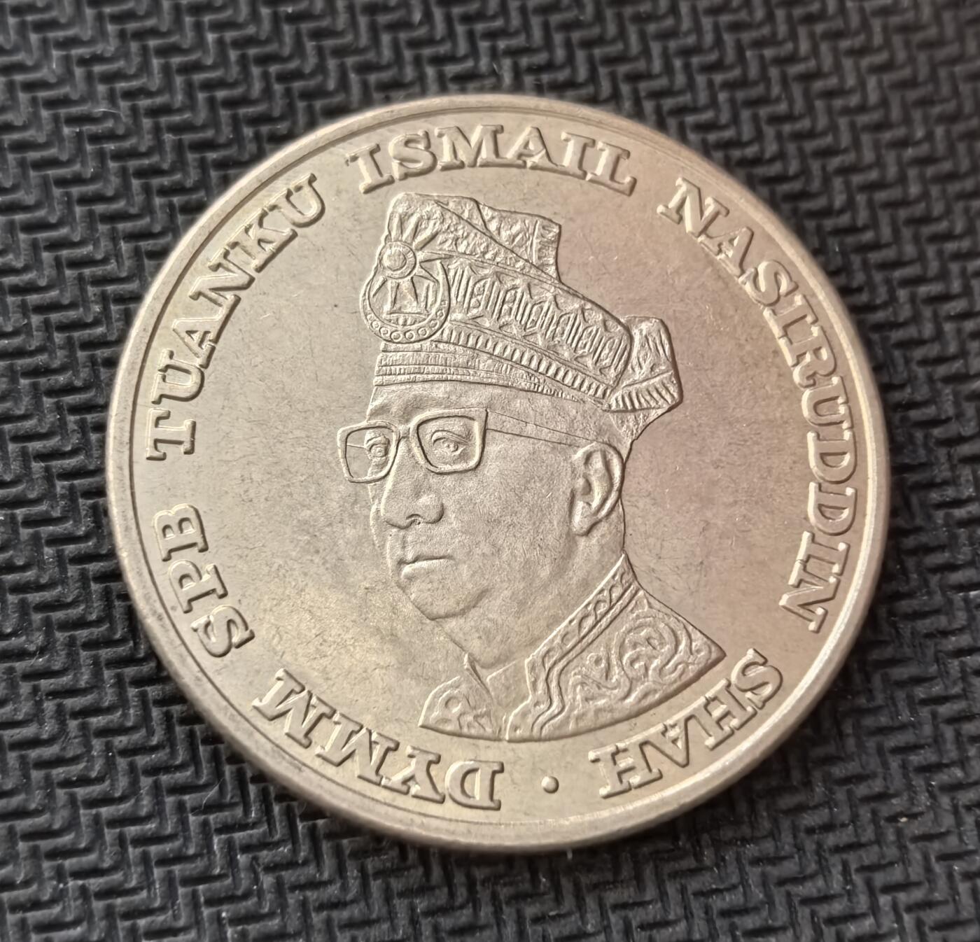 外国优质老铜币银币，周日九点倒数截拍，满百包邮，持续收拍，初八发货 马来西亚1969年独立10周年1林吉特纪念币。正面是时任最高元首端姑・伊斯迈尔・纳西鲁丁・沙的肖像，背面则是马来西亚国徽、国花朱槿，见证了马来西亚建国初期的国家认同与发展历程。