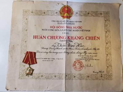 韵星假日军品类拍卖第42期 -- Rimey Holidays Militaria Auction 42 - 越南社会主义共和国陈文欢二级抗战勋章带证书一套 实发抗美越战事迹 好品