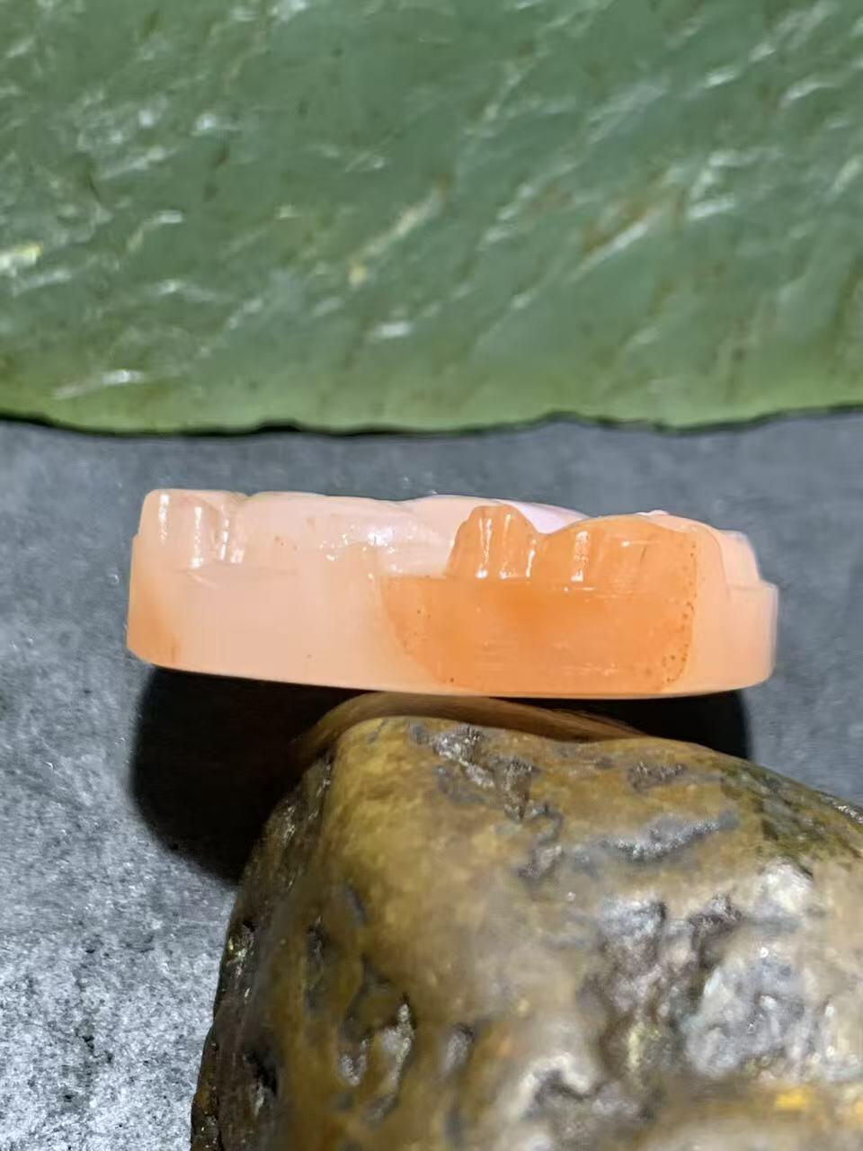 川料红白千层纹南红玛瑙雕刻瑞兽吊坠一个