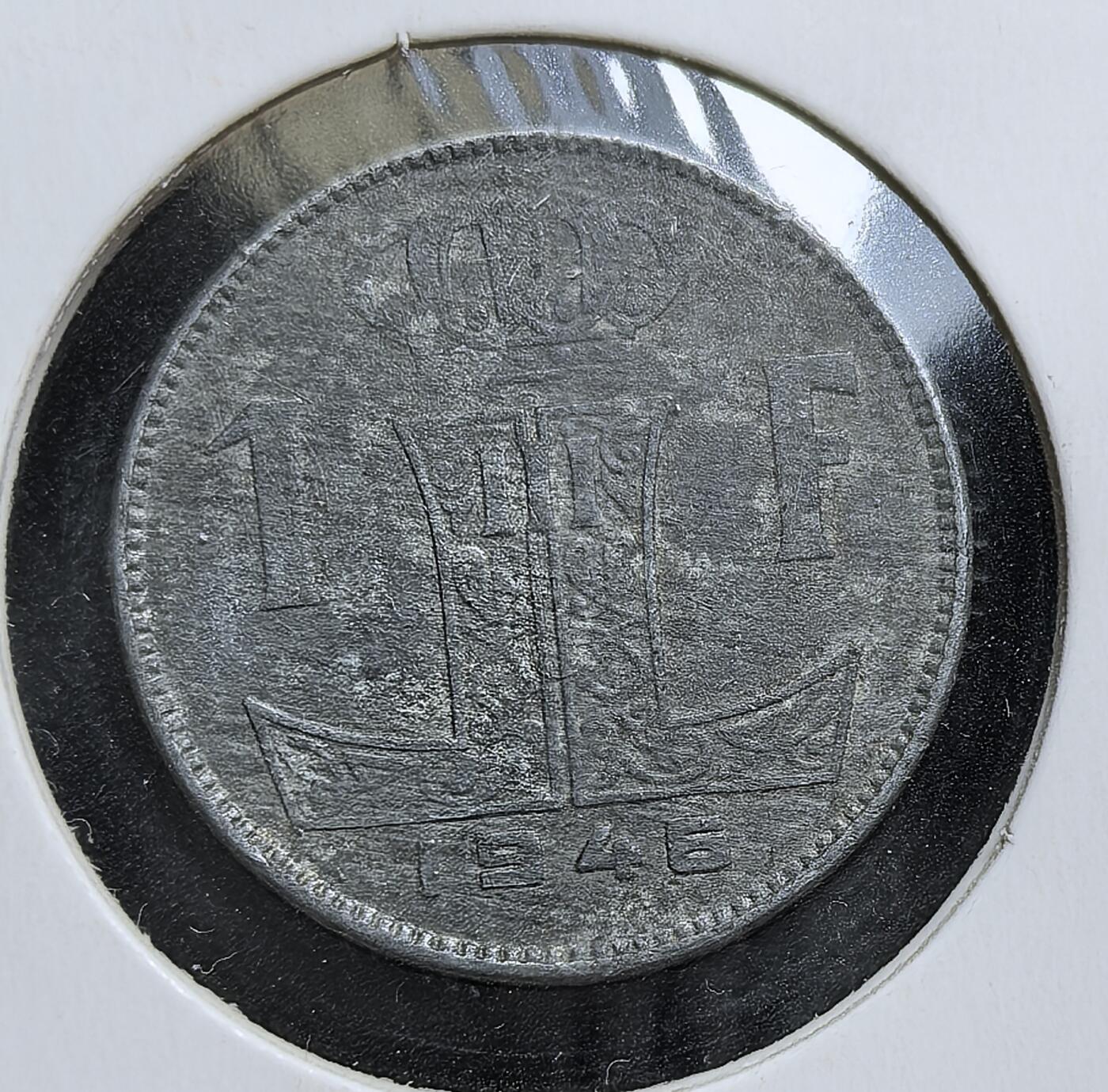 外国优质老铜币银币，周日九点倒数截拍，满百包邮，持续收拍，初八发货 比利时1946 年1法郎锌币。正面是利奥波德三世的花押与王冠，背面是比利时国徽 “雄狮盾徽”，并以荷兰“BELGIË” 和法语 “BELGIQUE” 标注国名。二战期间比利时被纳粹占领，物资匮乏导致货币改用锌材，这枚硬币正是战后过渡时期的产物，见证了比利时从占领到重建的历史。