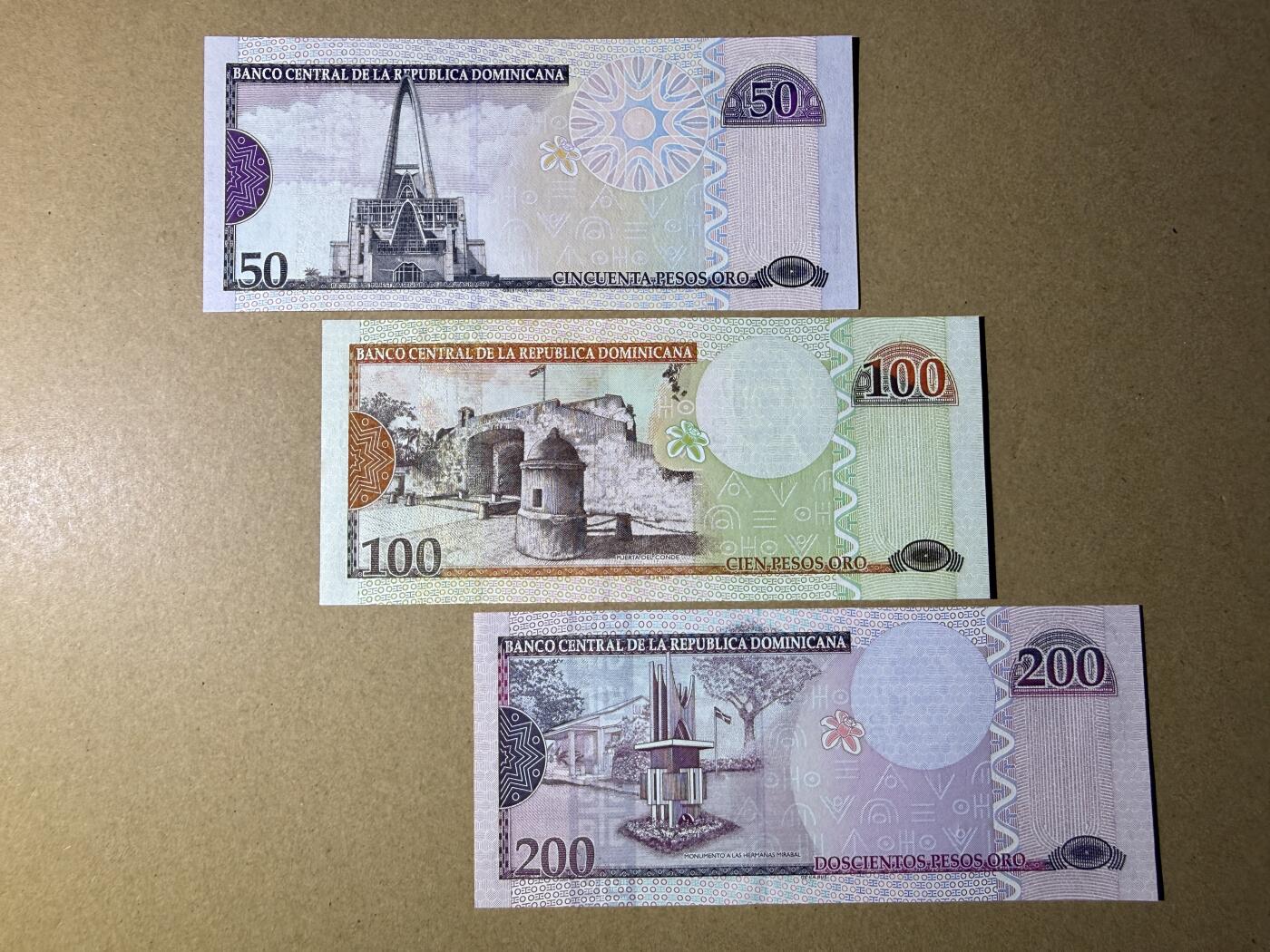 《艾美收藏》第232期-2.22周日外币靓号精品场(春节首拍) 多米尼加50、100、200元3张 UNC 全部无4双尾