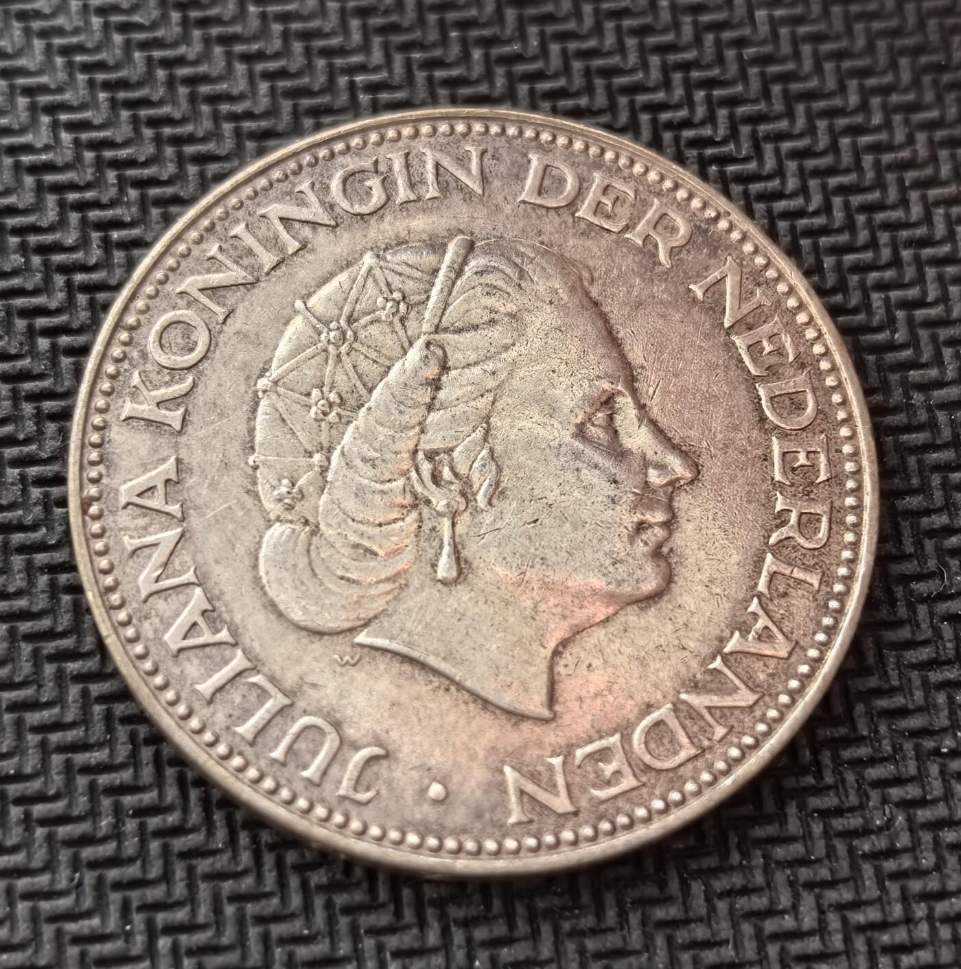 外国优质老铜币银币，周日九点倒数截拍，满百包邮，持续收拍，初八发货 荷兰1961年2½ 盾银币，发行于朱丽安娜女王统治时期。正面的荷兰国徽彰显国家主权，背面的女王头像象征君主立宪制下的稳定统治，见证了二战后荷兰经济复苏与殖民体系瓦解的转型阶段。