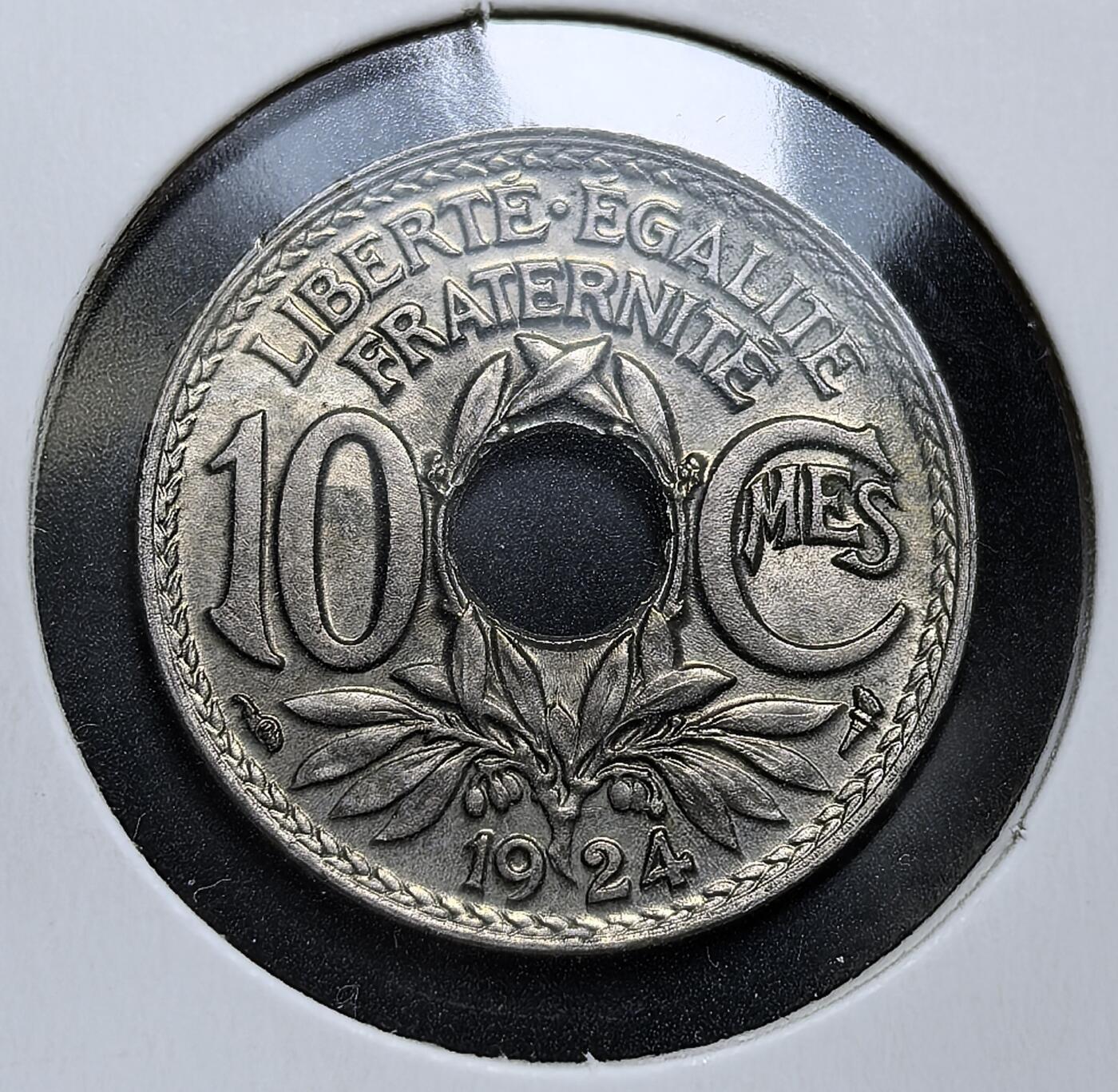 外国优质老铜币银币，周日九点倒数截拍，满百包邮，持续收拍，初八发货 带光法兰西第三共和国1924年10 生丁。正面的 “RF”与高卢雄鸡是法国的经典象征；背面的 “自由、平等、博爱” 格言与年份，见证了一战后法国的社会稳定与货币体系的延续，体现了共和理念的传承。