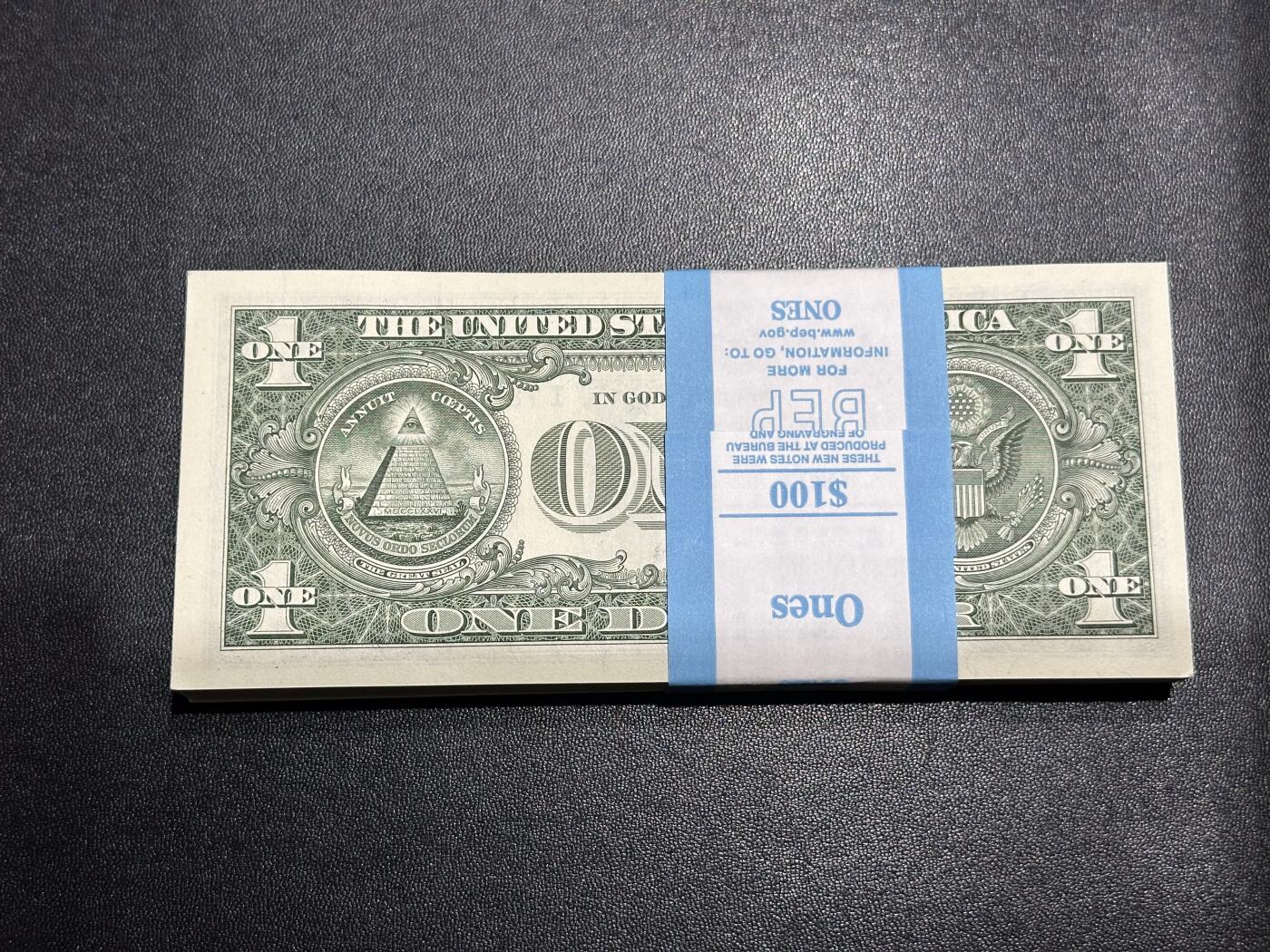 《外钞收藏家》第六百一十二期（ 精选场）（长期征集拍品、欢迎藏友们联系合作） 2021年美国1美元 标准100连号 全新 尾901-000