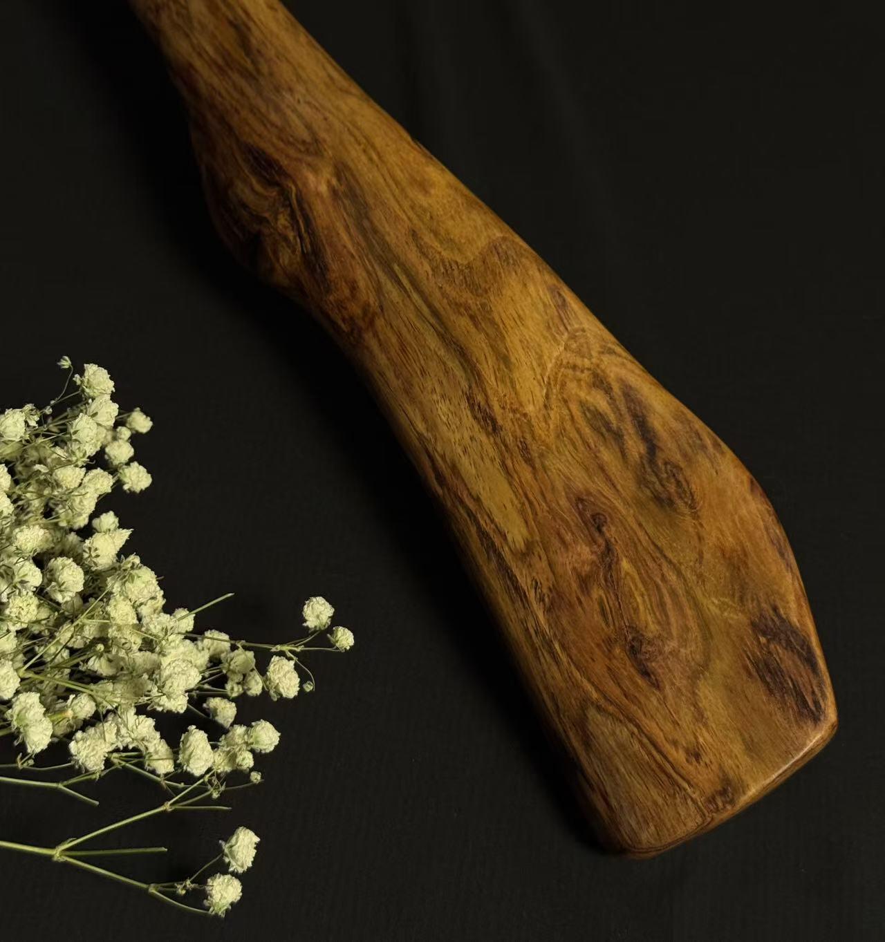 零元拍：终于在节前收到这批送出去加工的海南黄花梨随型把玩棍横财，这也许就是玩木头的乐趣吧，每一个花纹都独一无二，是自然与匠心的完美邂逅。 它保留了木材最本真的曲线，每一处起伏都像是时光在木头上留下的指纹。尺寸：540/70/30MM