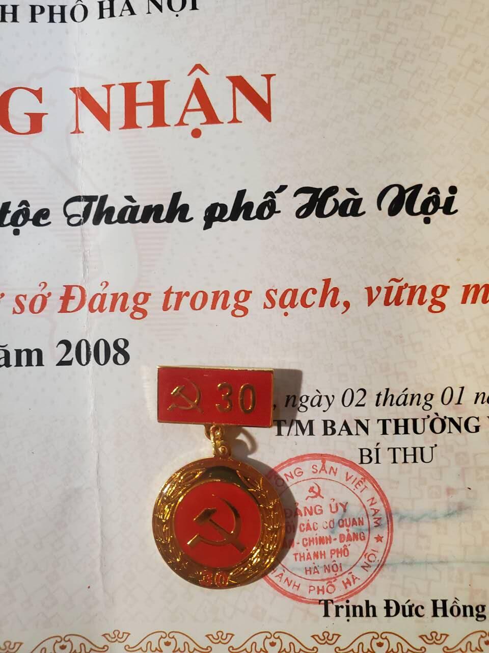 韵星假日军品类拍卖第42期 -- Rimey Holidays Militaria Auction 42 越南社会主义共和国陈永敦在党优秀服务奖章奖状一套带光荣在党30年奖章