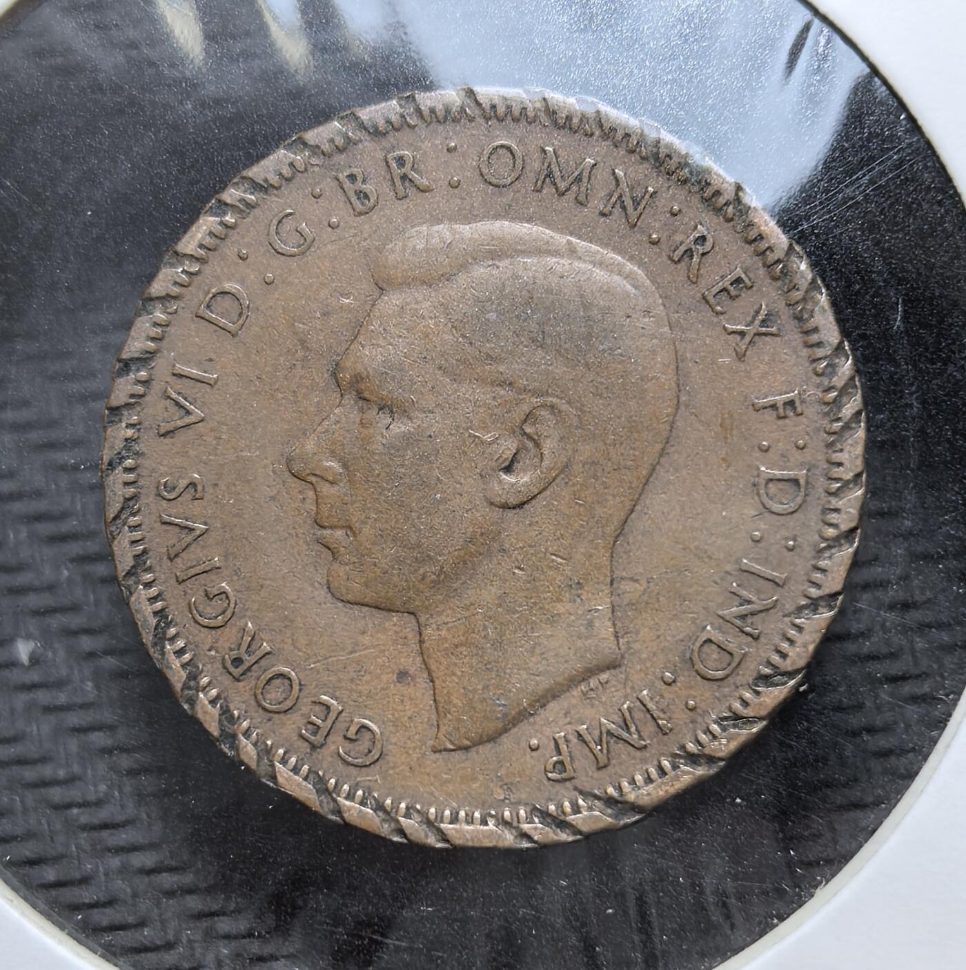 外国优质老铜币银币，周日九点倒数截拍，满百包邮，持续收拍，初八发货 英国老外手工雕刻花边1948 年半便士（Halfpenny）铜币。正面为乔治六世头像，铭文 “GEORGIVS VI D:G: BR: OMN: REX F:D: IND: IMP.” 彰显其君主权威；背面的三桅帆船是英国半便士的经典设计，象征大英帝国的海洋贸易与殖民历史，见证了二战后英国货币体系的延续。