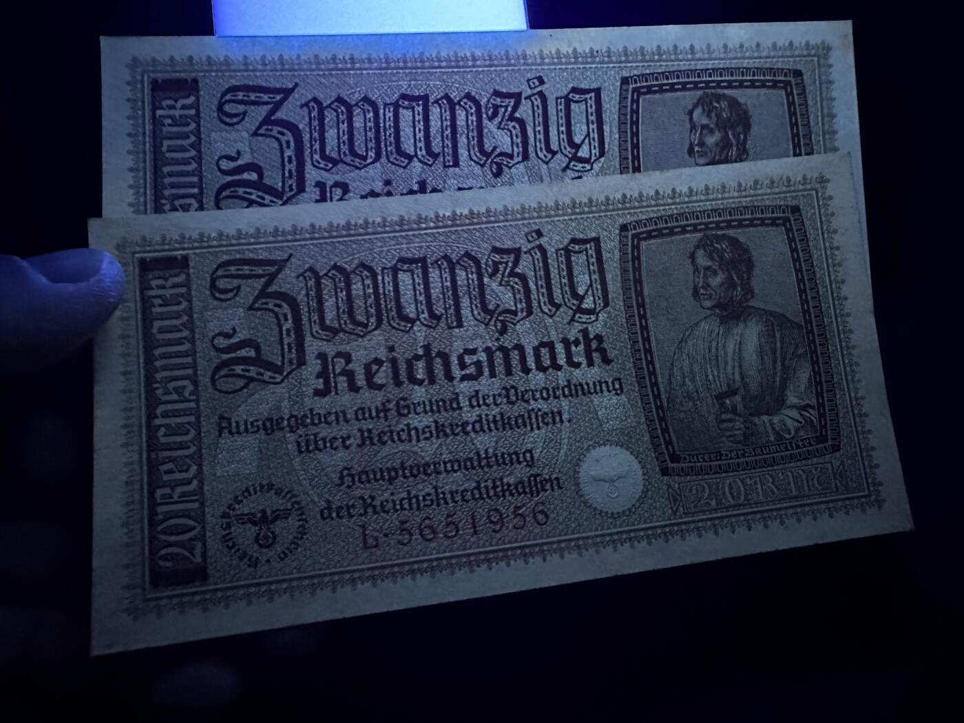 《外钞收藏家》第六百一十二期（ 精选场）（长期征集拍品、欢迎藏友们联系合作） 德国20马克 2张一起 丢勒画作 勃兰登堡门 全新轻微黄 尾56、98